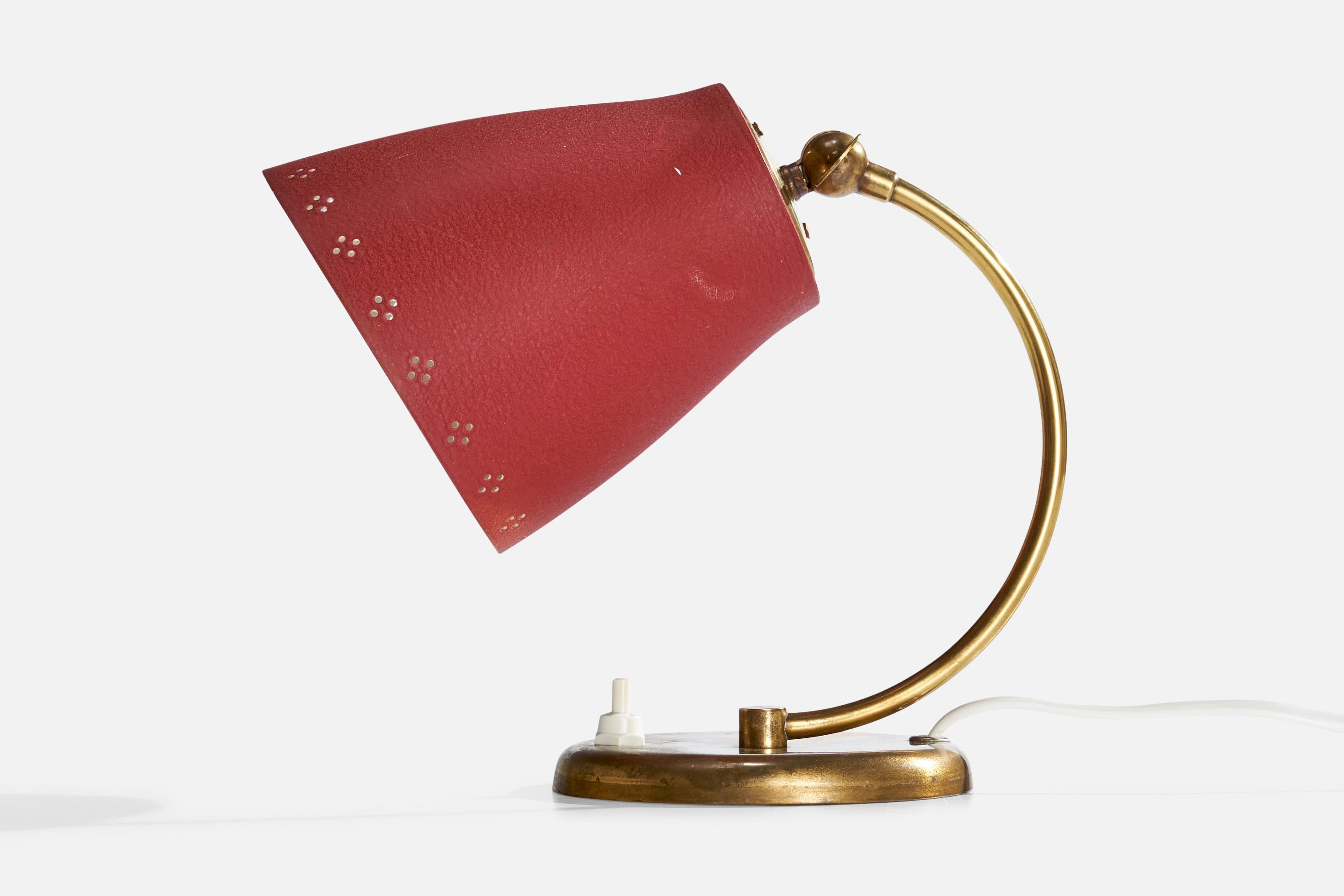 Lampe de table en laiton et métal laqué rouge, conçue et produite en Suède, c.1950.

Dimensions de la lampe avec abat-jour (pouces) : 10