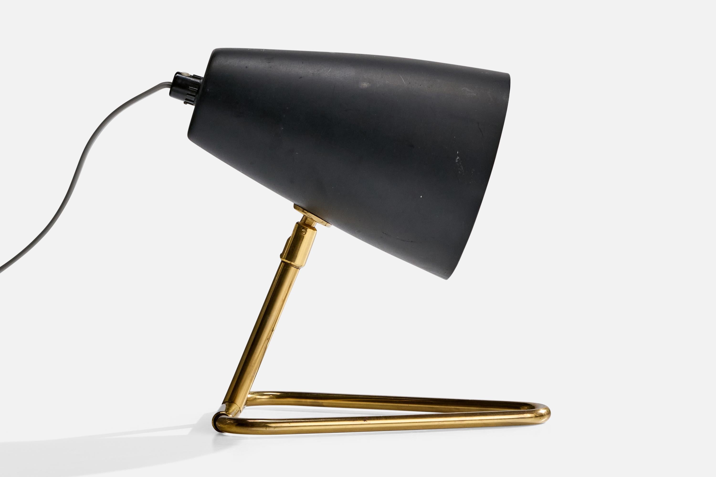 Lampe de table réglable en laiton et métal laqué noir, conçue et produite en Suède, c.1950.

Présence d'oxydation sur le laiton

Usure du métal laqué noir correspondant à l'âge et à l'utilisation.

L'abat-jour est réglable ; mesuré comme