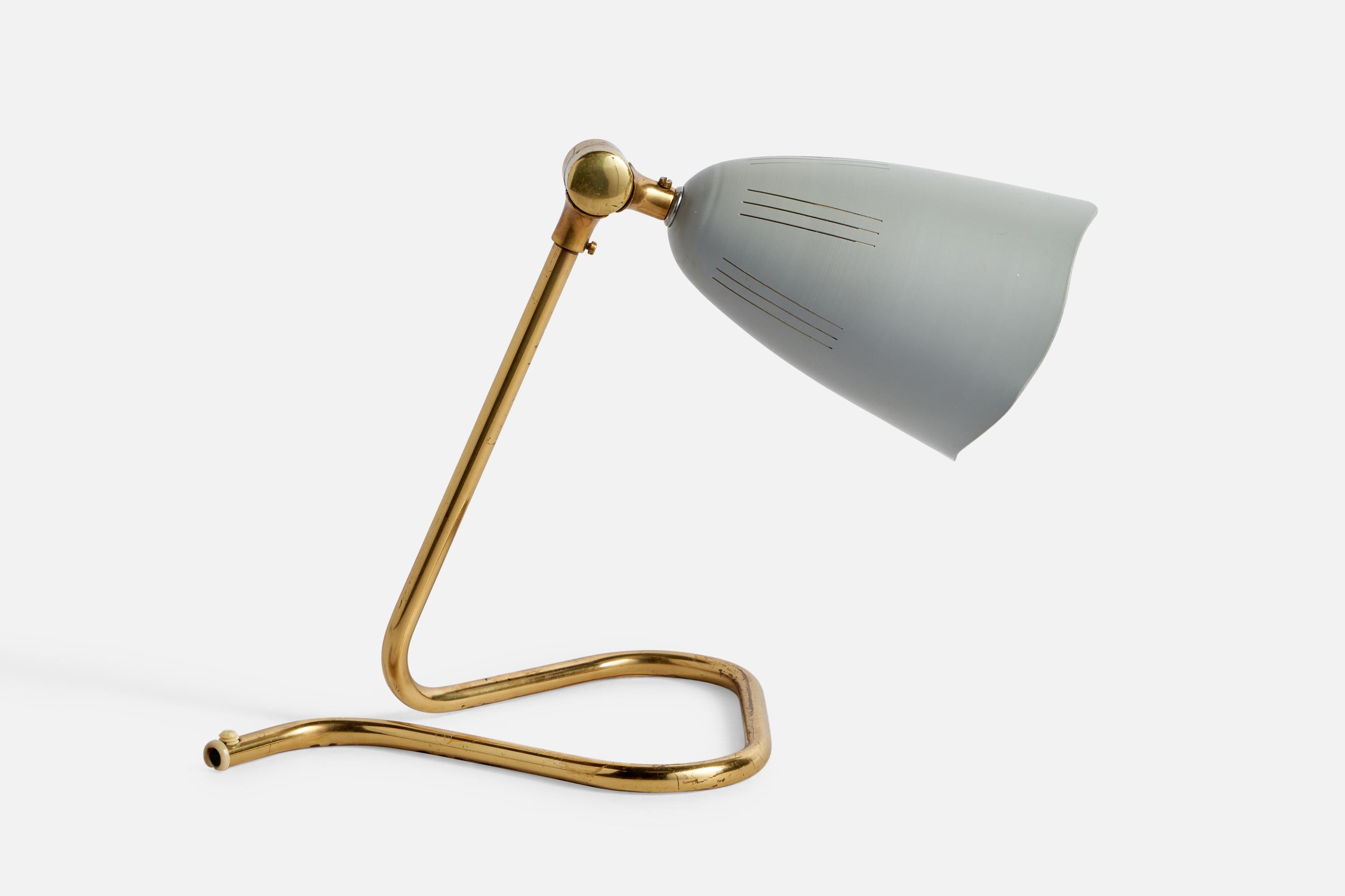 Mid-Century Modern Designer suédois, lampe de bureau, laiton, métal, Suède, années 1950 en vente