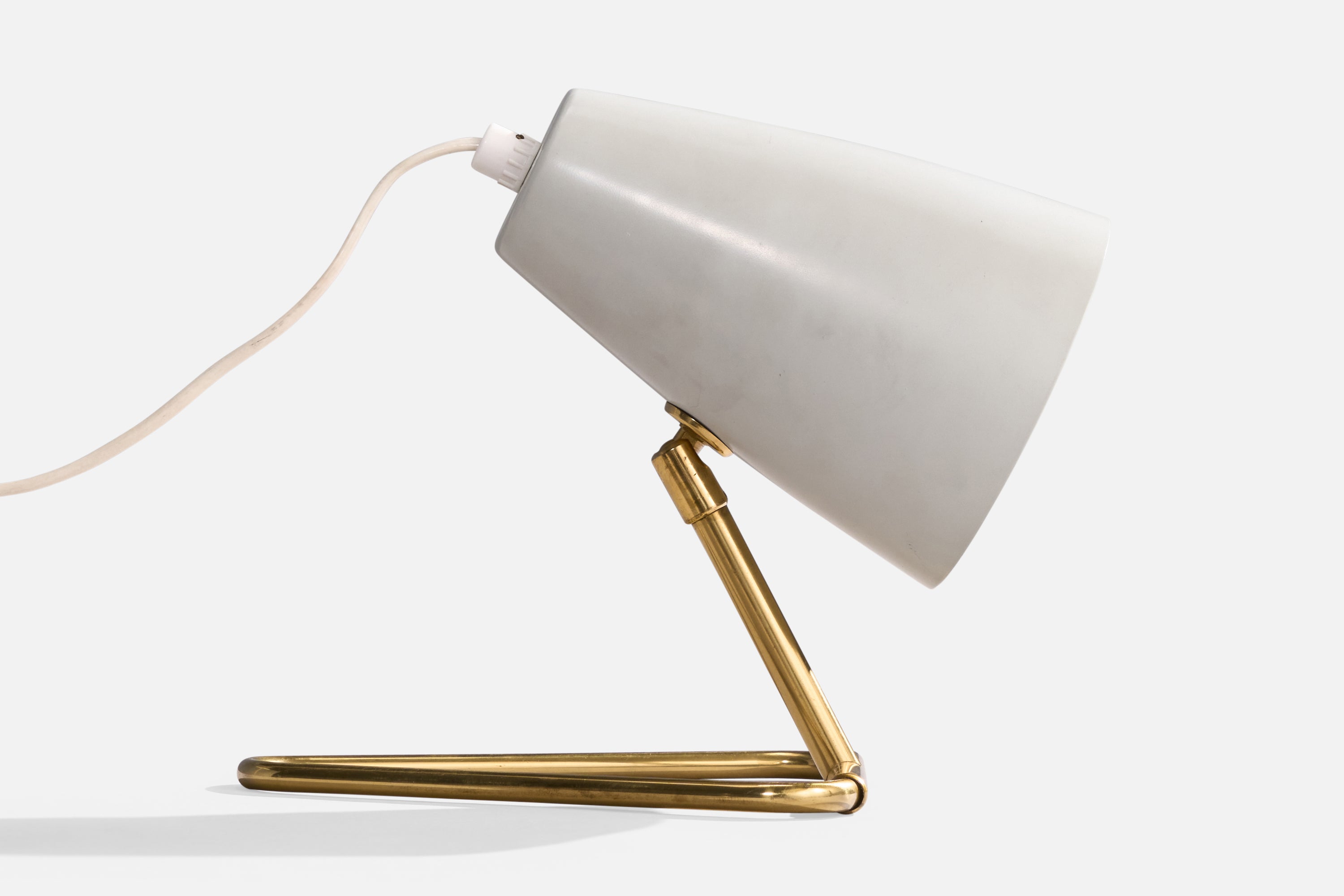 Lampe de table ou applique réglable en laiton et métal laqué gris clair, conçue et produite en Suède, vers les années 1960.

Dimensions de la lampe avec abat-jour (pouces) : 9.6