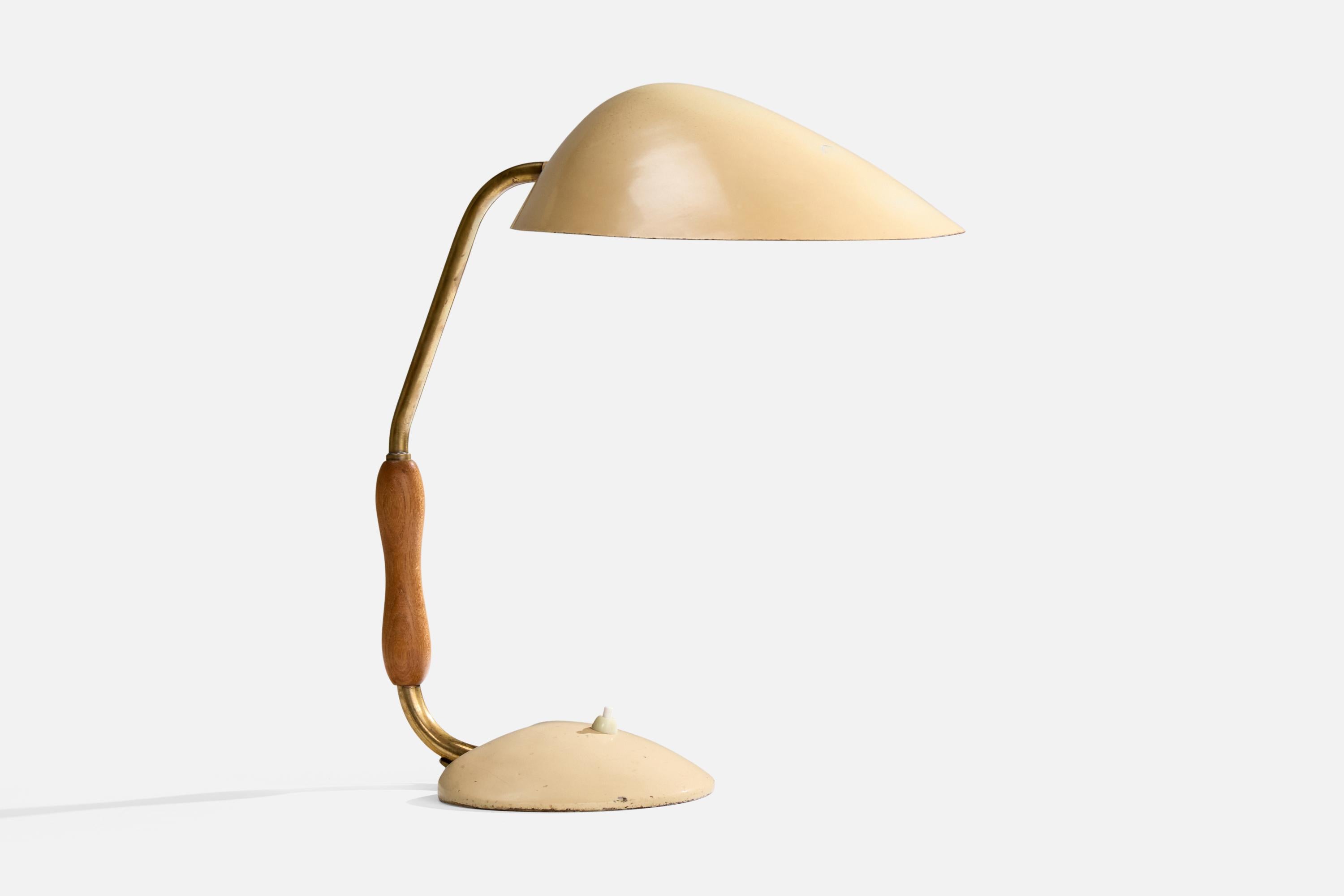 Tischlampe aus Messing, Eiche und beige lackiertem Metall, entworfen und hergestellt in Schweden, um 1950.

Abmessungen der Lampe (Zoll): 17,5 