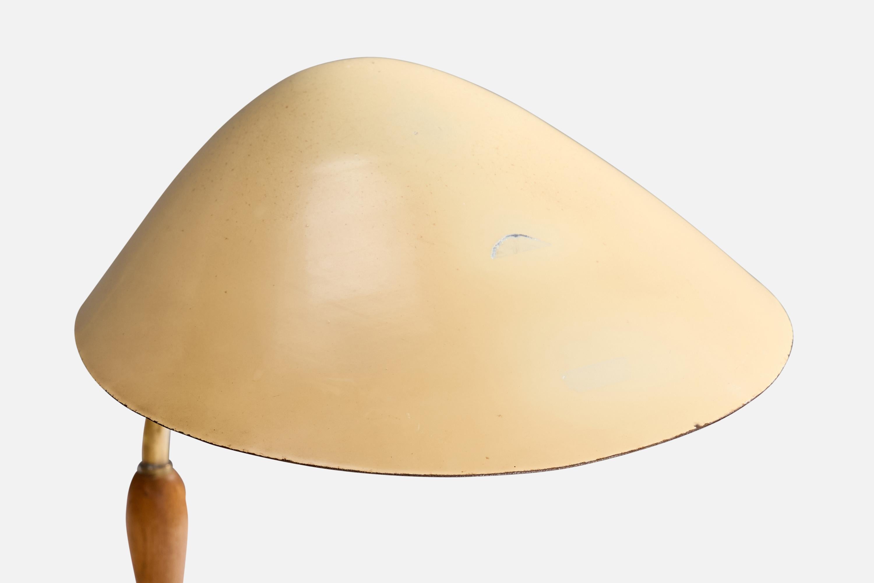 Schwedischer Designer, Tischlampe, Messing, Eiche, Metall, Schweden, 1950er Jahre (Mitte des 20. Jahrhunderts) im Angebot