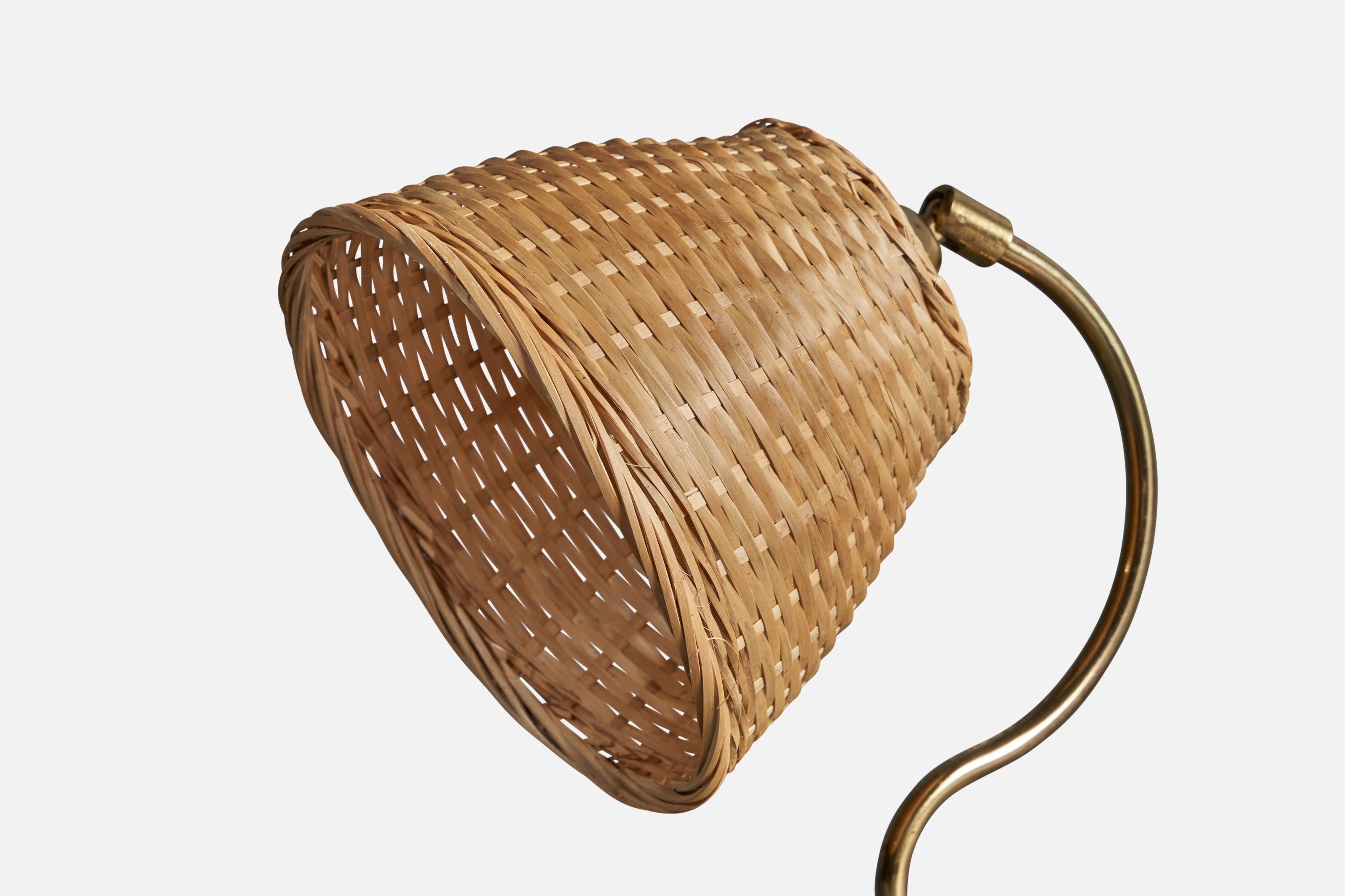 Scandinave moderne Designer suédois, lampe de bureau, laiton, rotin, Suède, années 1940 en vente
