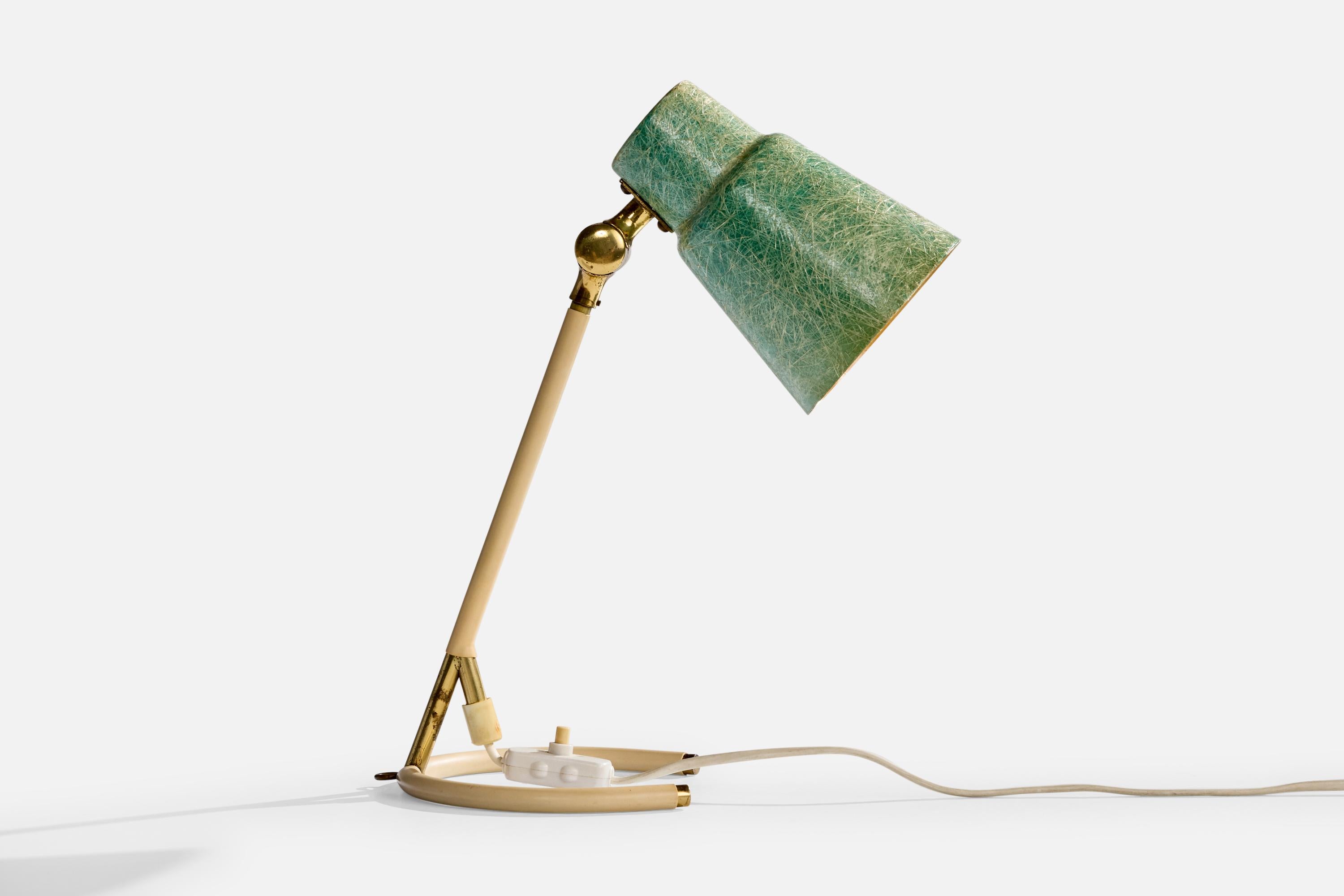 Lampe de table réglable en laiton, caoutchouc beige et fibre de verre verte, conçue et produite en Suède, vers les années 1950.

Présence d'oxydation sur le laiton

Légère décoloration du caoutchouc blanc cassé

Usure correspondant à l'âge et à