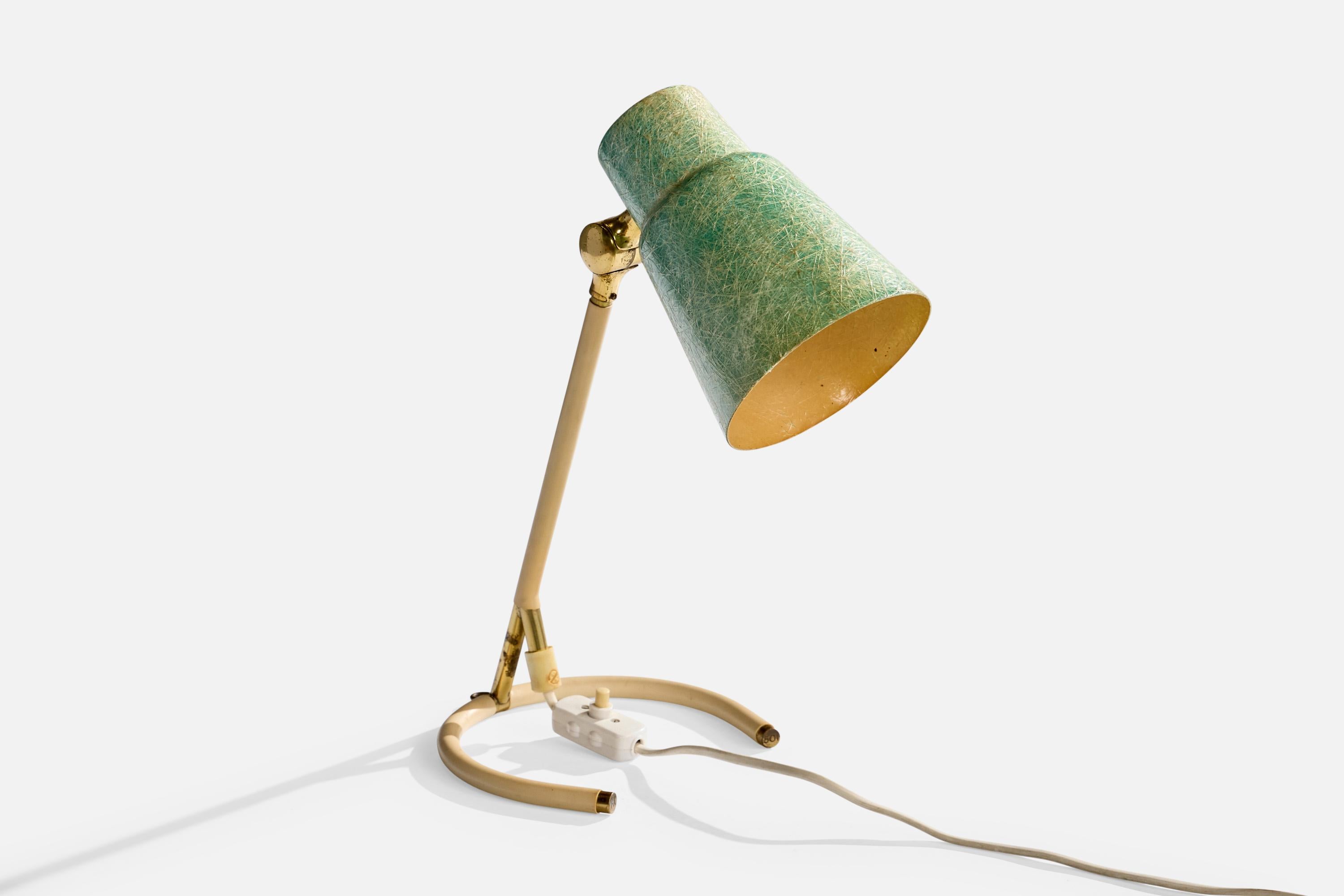 Lampe de table de designer suédois, laiton, caoutchouc, fibre de verre, Suède, années 1950 Bon état - En vente à High Point, NC