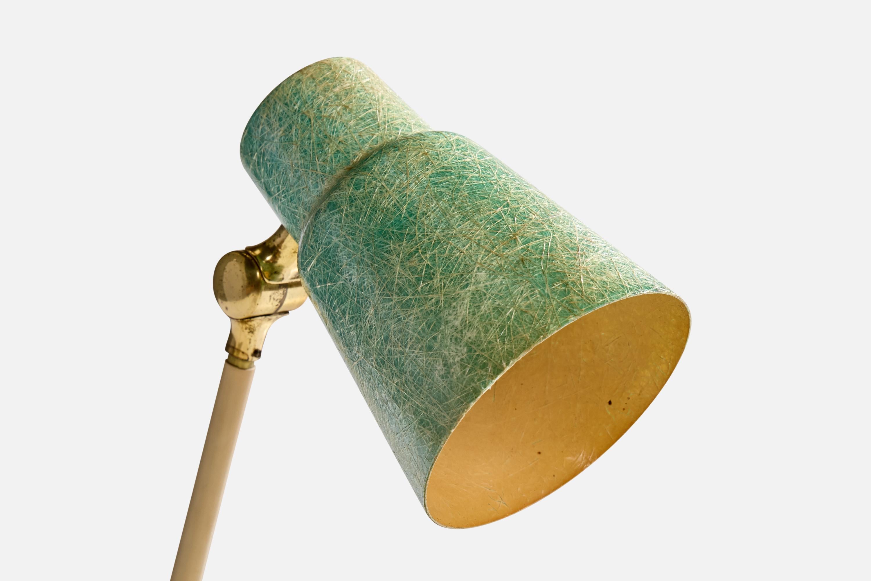 Milieu du XXe siècle Lampe de table de designer suédois, laiton, caoutchouc, fibre de verre, Suède, années 1950 en vente