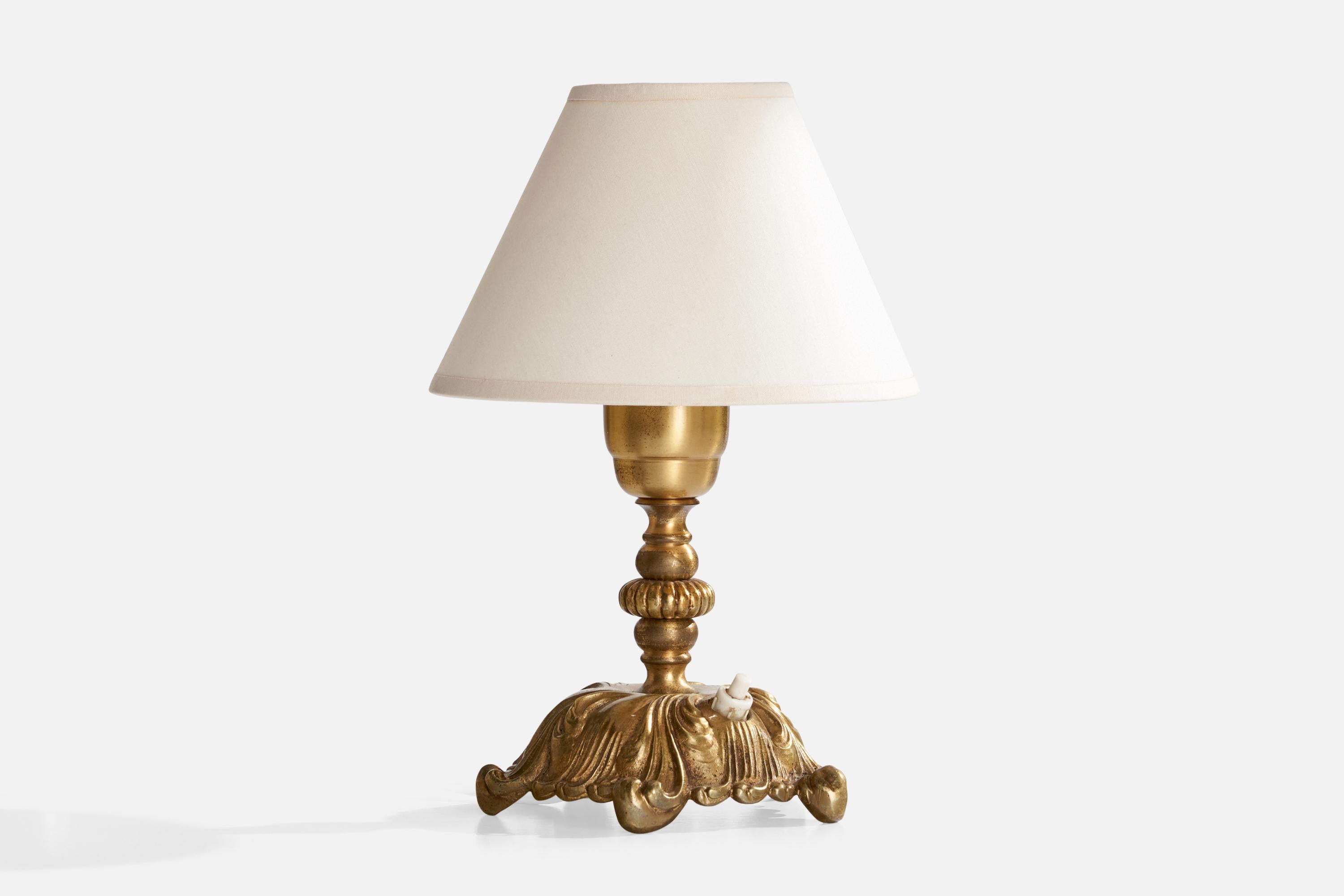 Lampe de table en laiton conçue et produite en Suède, c. années 1940.

Dimensions de la lampe (pouces) : 6.5