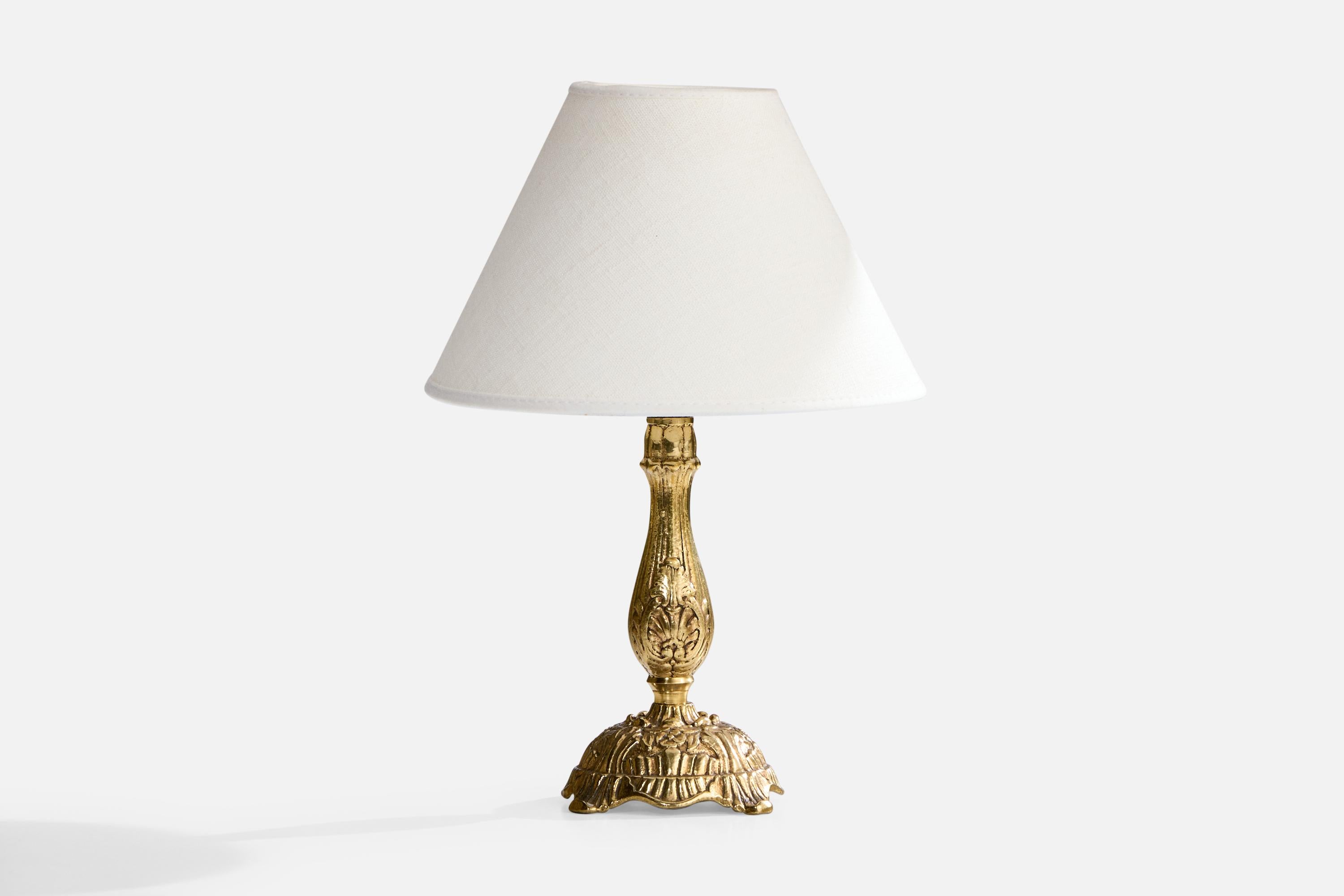 Lampe de table en laiton conçue et produite en Suède, c. années 1940.

Dimensions de la lampe (pouces) : 8.55 