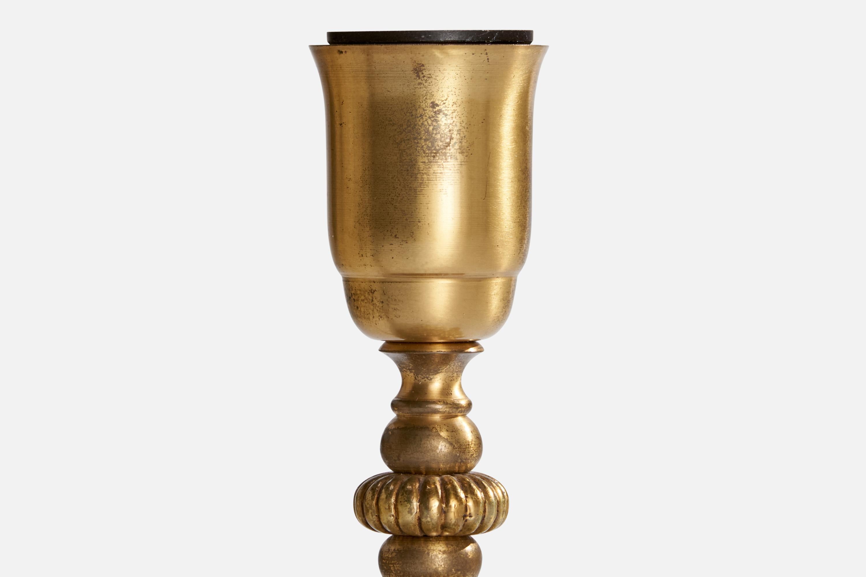 Suédois Designer suédois, lampe de table, laiton, Suède, années 1940 en vente