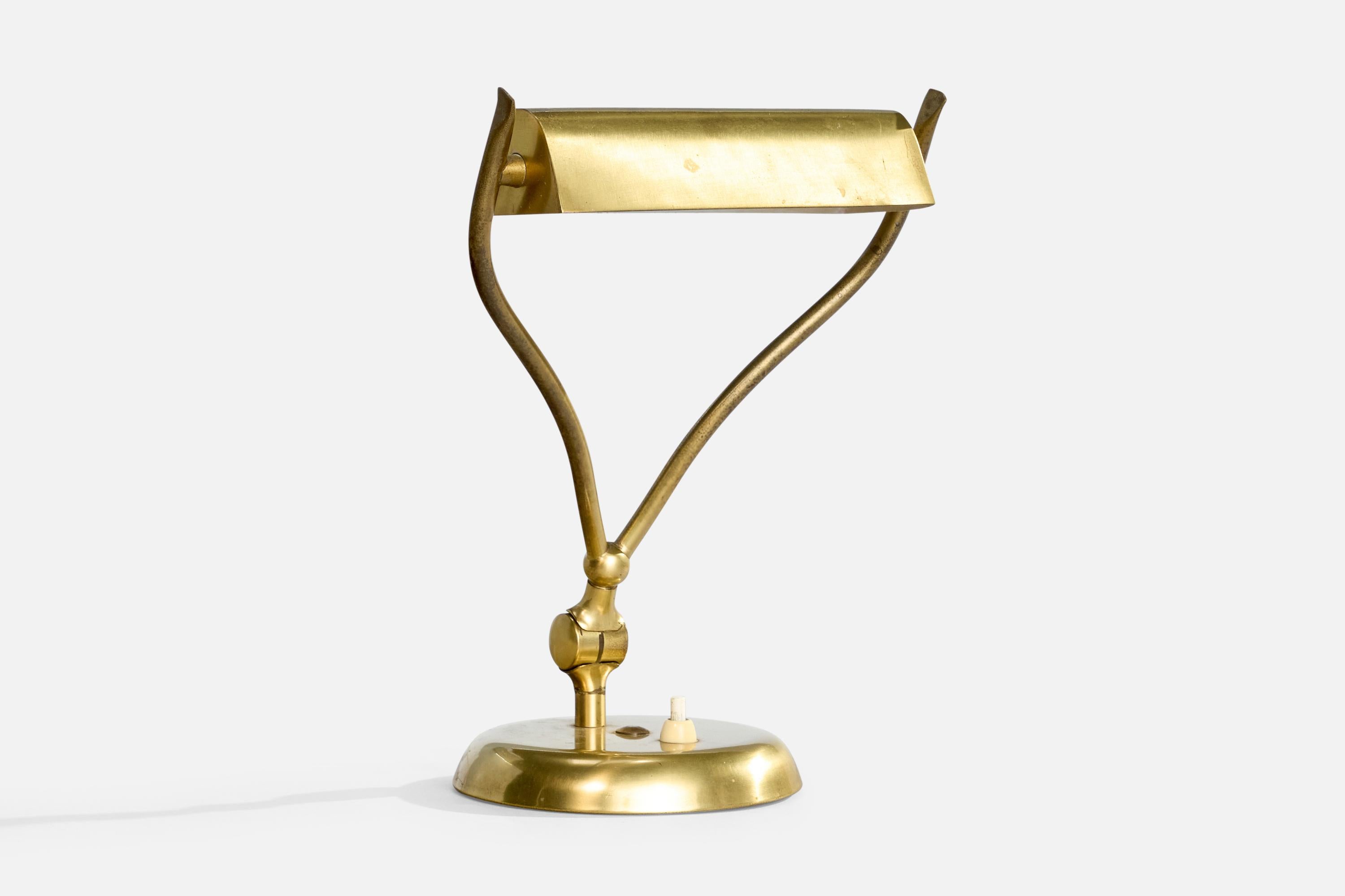 Lampe de table ou lampe de piano réglable en laiton, conçue et produite en Suède, vers les années 1950.

Les bras et l'abat-jour en laiton présentent une légère oxydation.

Dimensions de la lampe avec abat-jour (pouces) : 12