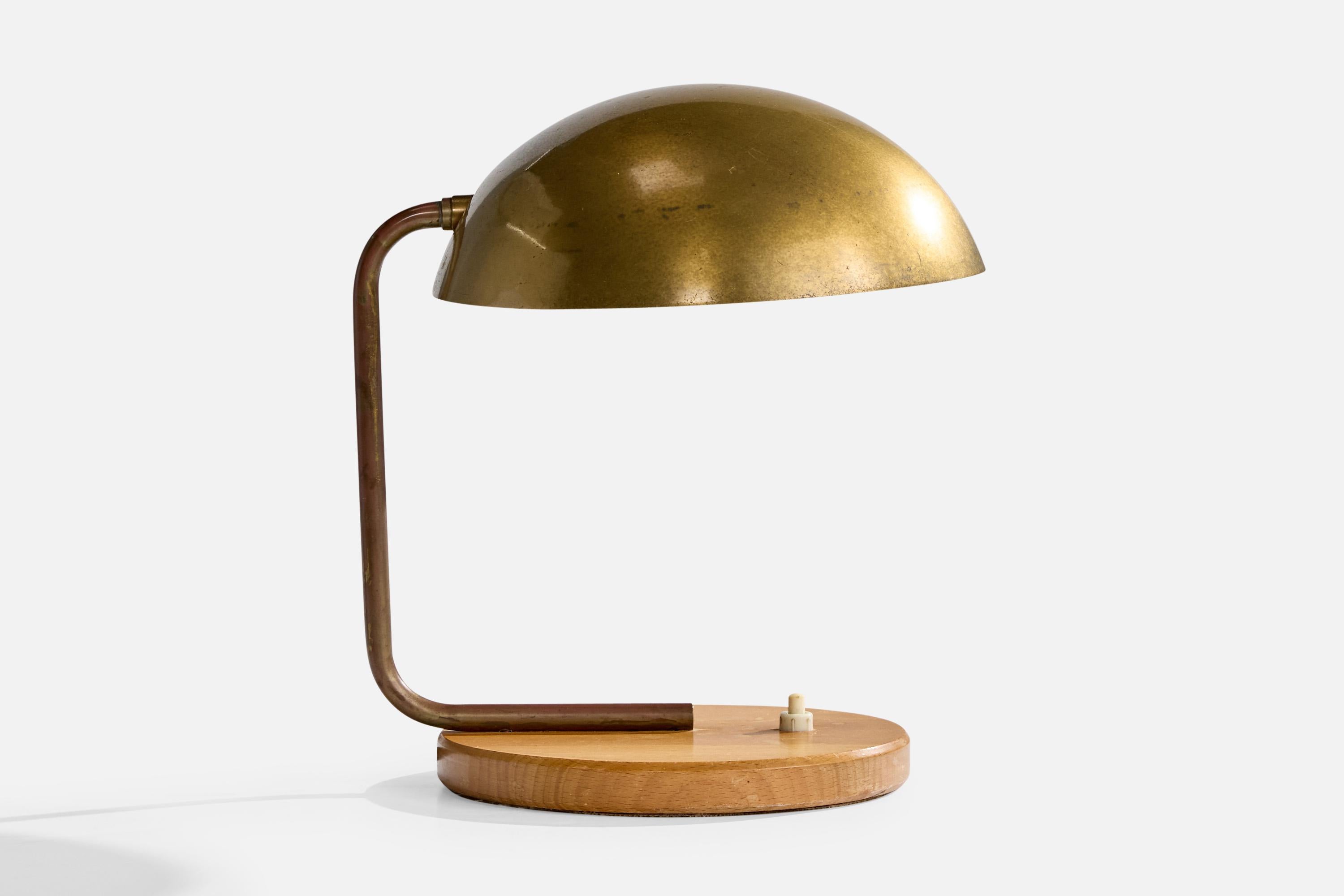 Lampe de table en laiton et en bois, conçue et produite en Suède, C.C. 1930.

Présence d'oxydation sur le laiton

Usure modérée de la base en bois correspondant à l'âge et à l'utilisation.

L'abat-jour en laiton est ajustable ; mesuré tel