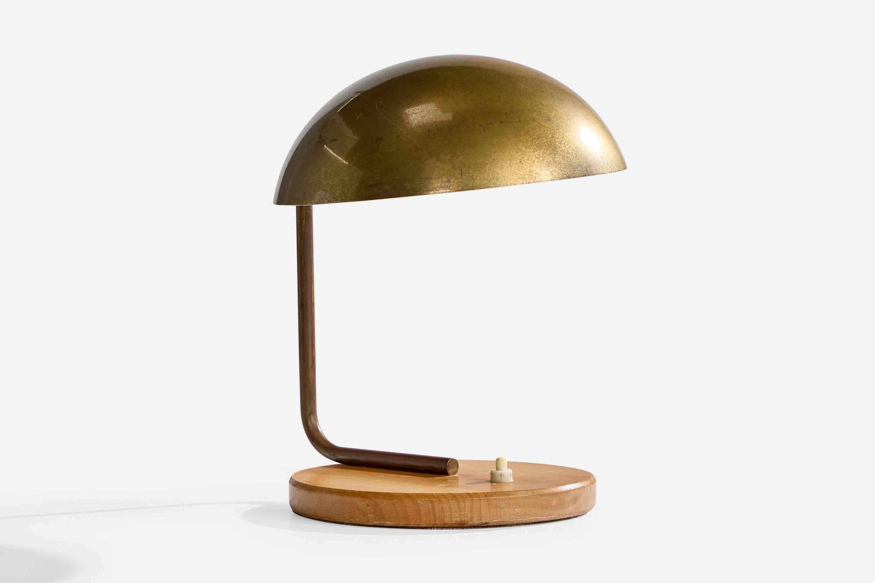 Scandinave moderne Designer suédois, lampe de table, laiton, Wood, Suède, années 1930 en vente