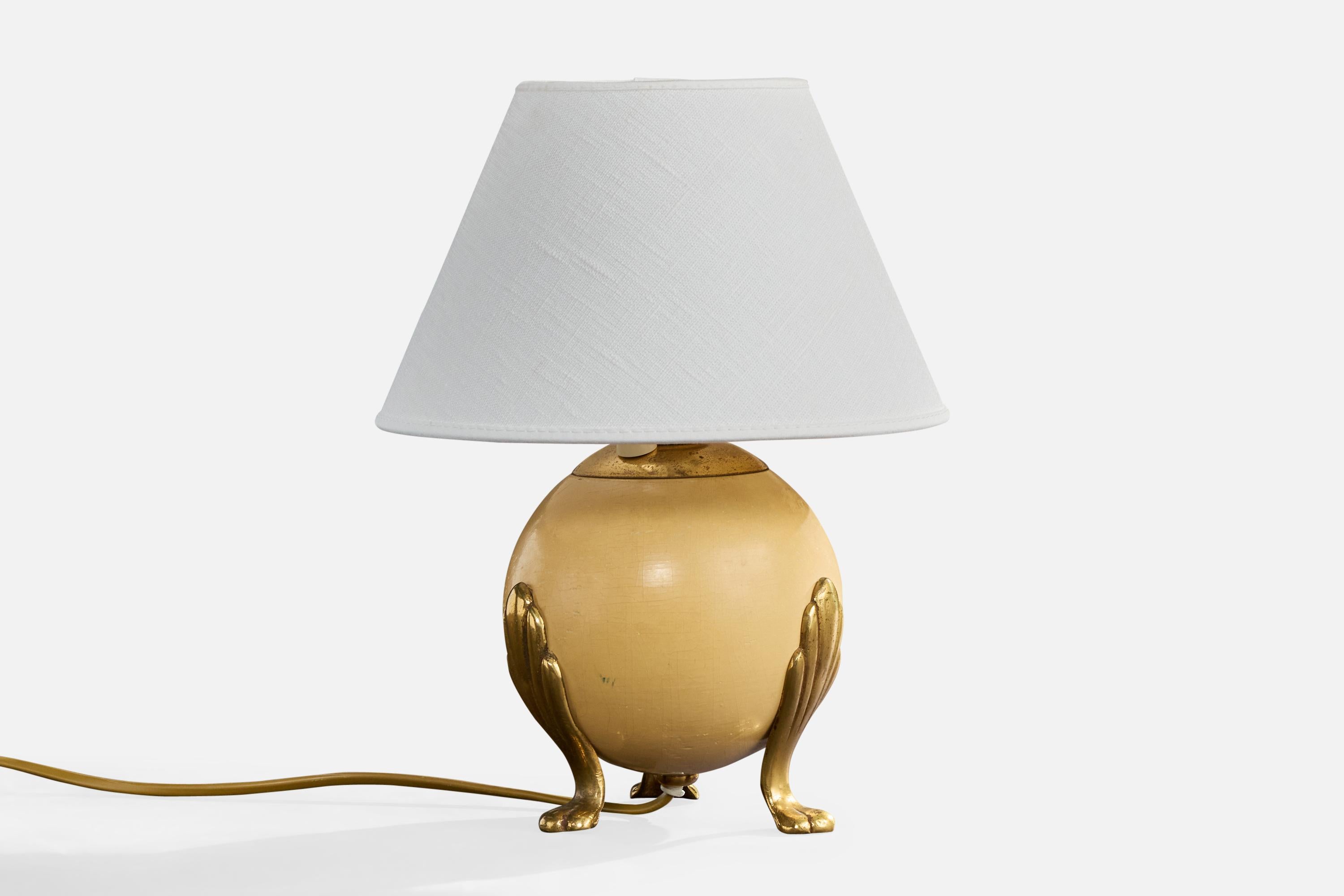 Lampe de table en laiton et bois laqué jaune, conçue et produite en Suède, c.1940.

Dimensions de la lampe (pouces) : 7.6 