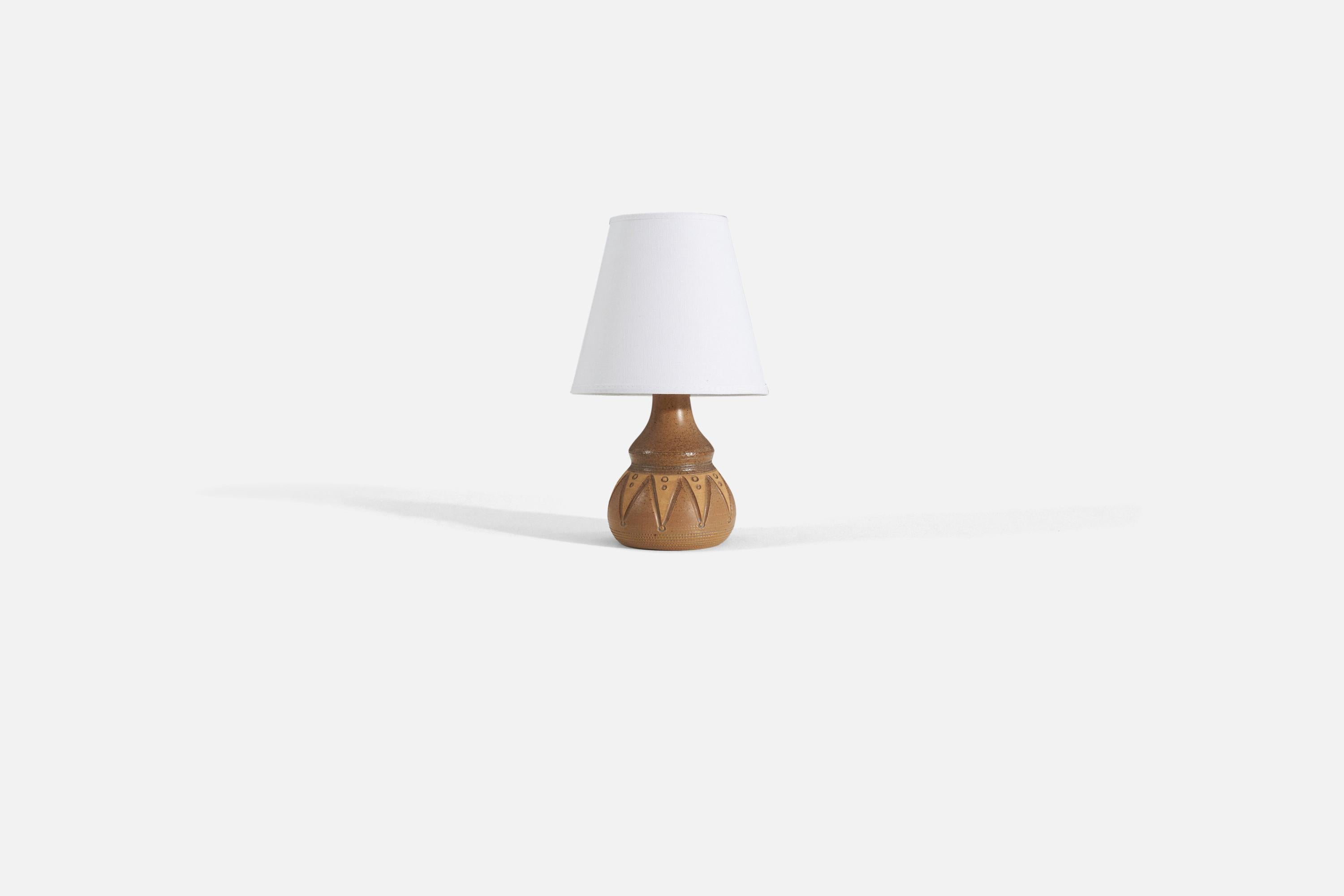 Tischlampe aus braun glasiertem und geritztem Steingut, entworfen und hergestellt in Schweden, ca. 1960er Jahre.

Lampenschirm nicht enthalten. 

Die angegebenen Maße beziehen sich auf die Lampe.
Schirm : 4 x 7 x 6,25
Lampe mit Schirm : 11,75