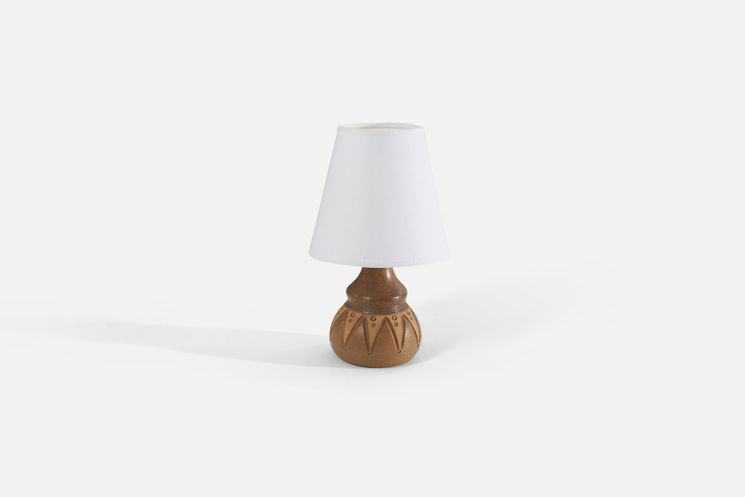 Schwedische Designerin, Tischlampe, braun glasiertes Steingut, Schweden, ca. 1960er Jahre (Moderne der Mitte des Jahrhunderts) im Angebot