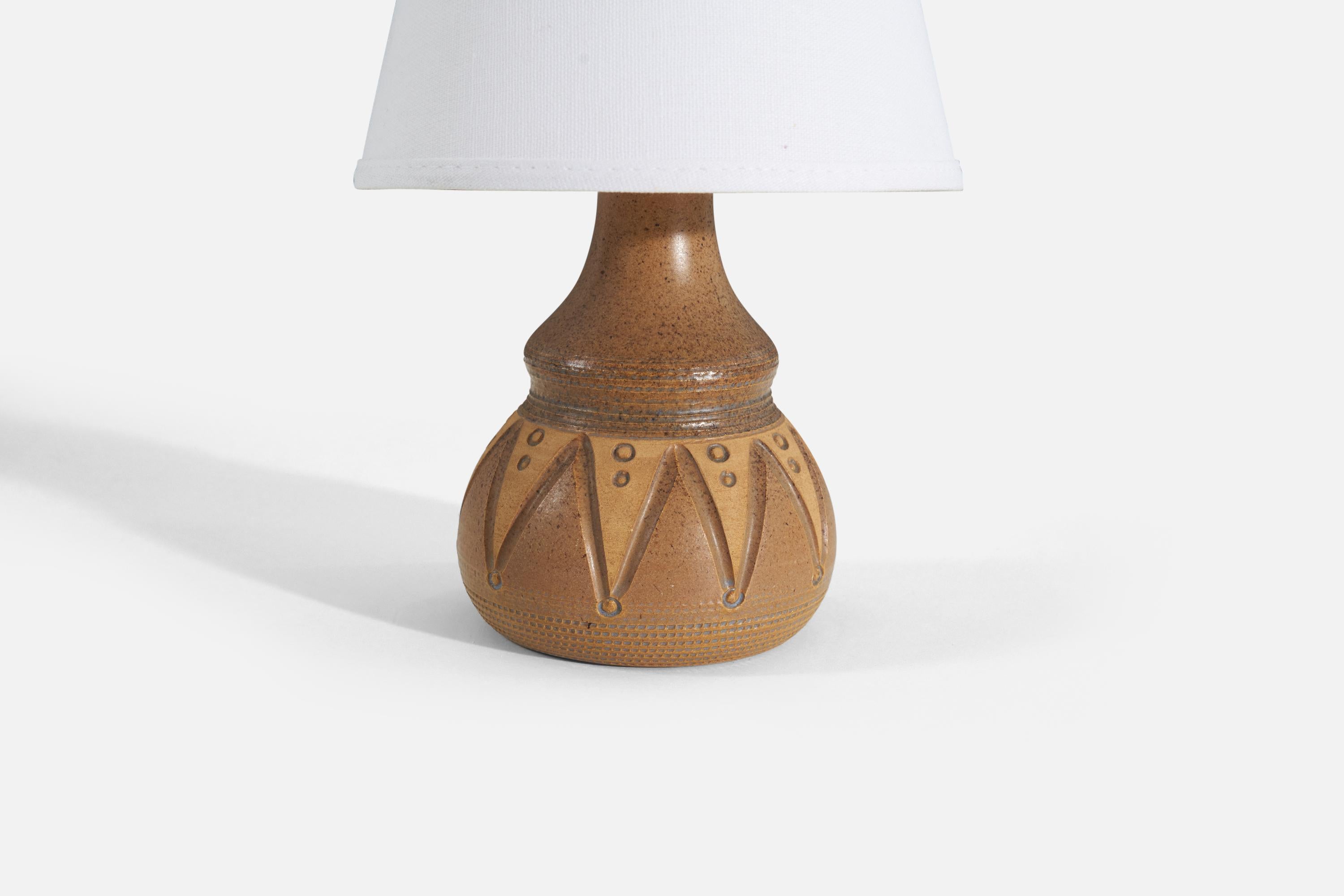 Schwedische Designerin, Tischlampe, braun glasiertes Steingut, Schweden, ca. 1960er Jahre im Zustand „Gut“ im Angebot in High Point, NC