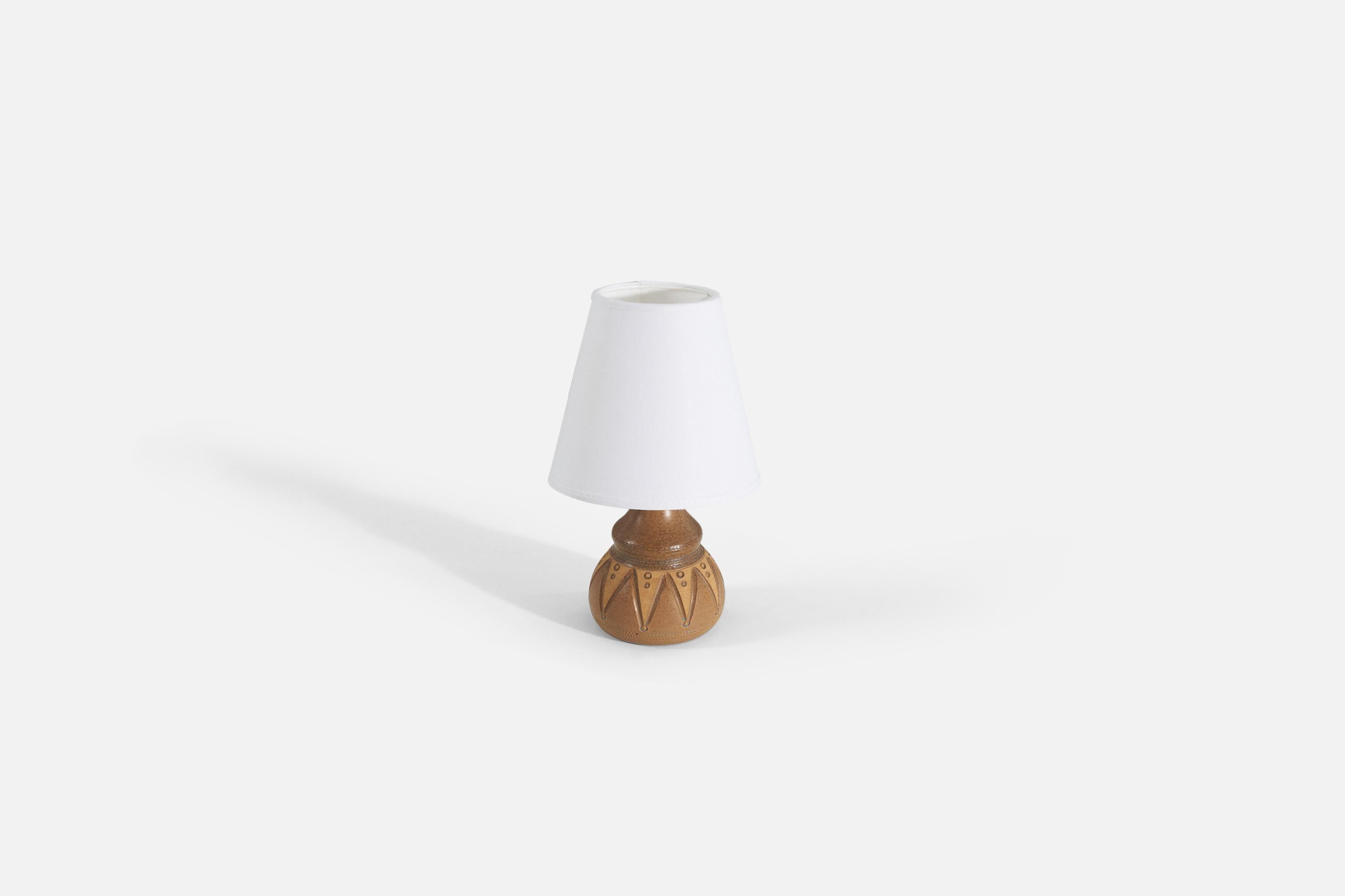 Schwedische Designerin, Tischlampe, braun glasiertes Steingut, Schweden, ca. 1960er Jahre (Mitte des 20. Jahrhunderts) im Angebot