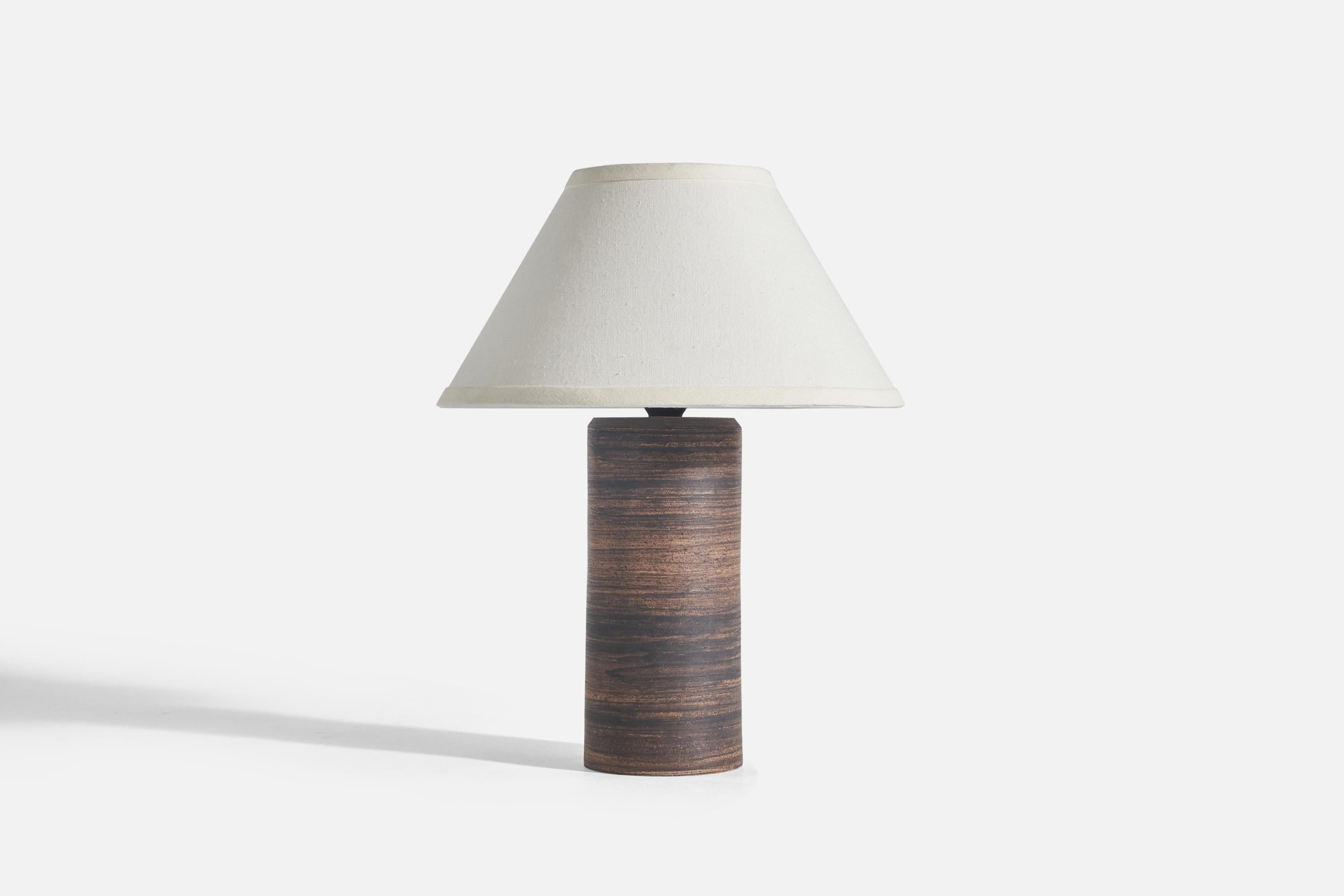 Lampe de table en grès émaillé brun, conçue et produite en Suède, vers les années 1960. 

Vendu sans abat-jour(s)
Dimensions de la lampe (pouces) : 11.81 x 4.20 x 4.20 (Hauteur x Largeur x Profondeur)
Dimensions de l'abat-jour (pouces) :