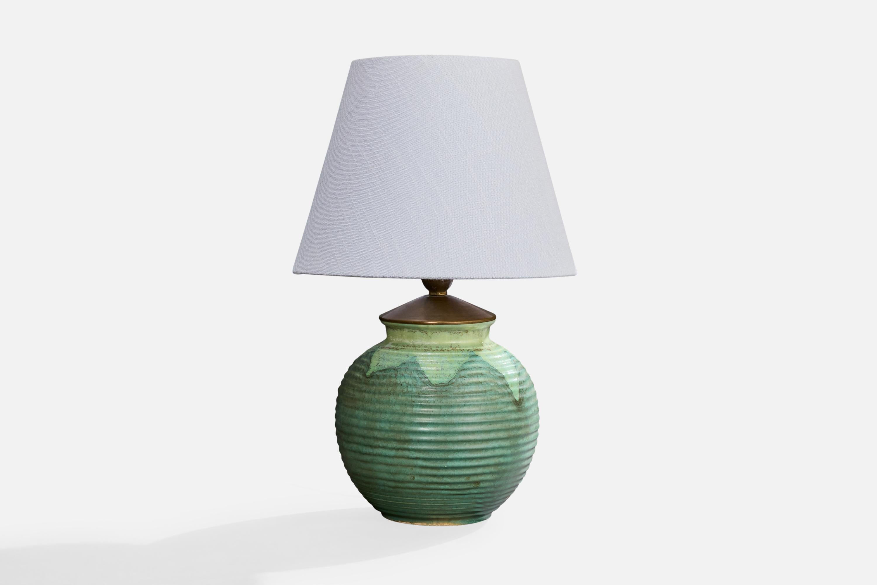 Lampe de table en céramique incisée à glaçure verte et en laiton, conçue et produite en Suède, C.C.

Dimensions de la lampe (pouces) : 11 