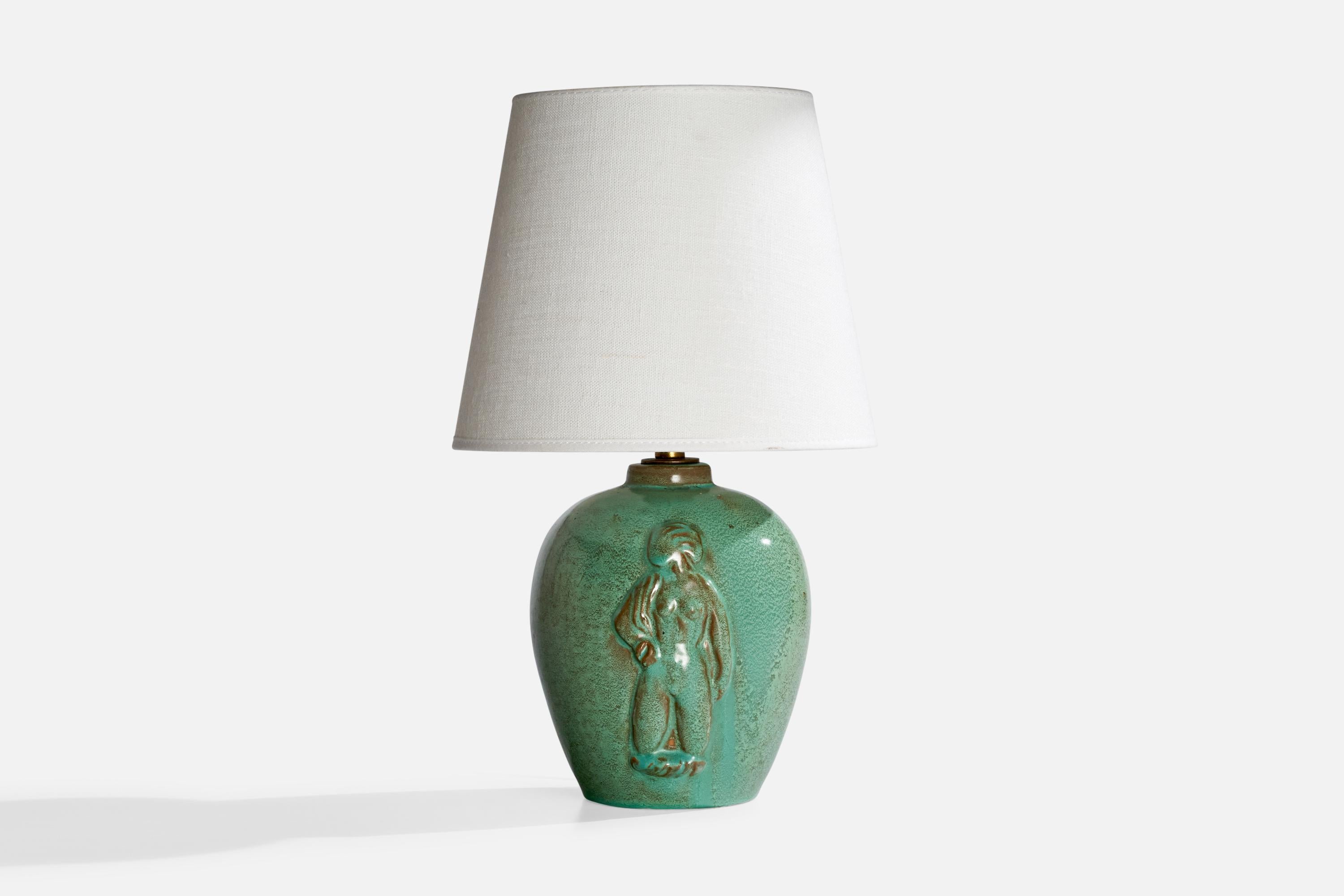 Lampe de table en céramique verte et laiton, conçue et produite en Suède, vers les années 1940.

Dimensions de la lampe (pouces) : 9.25