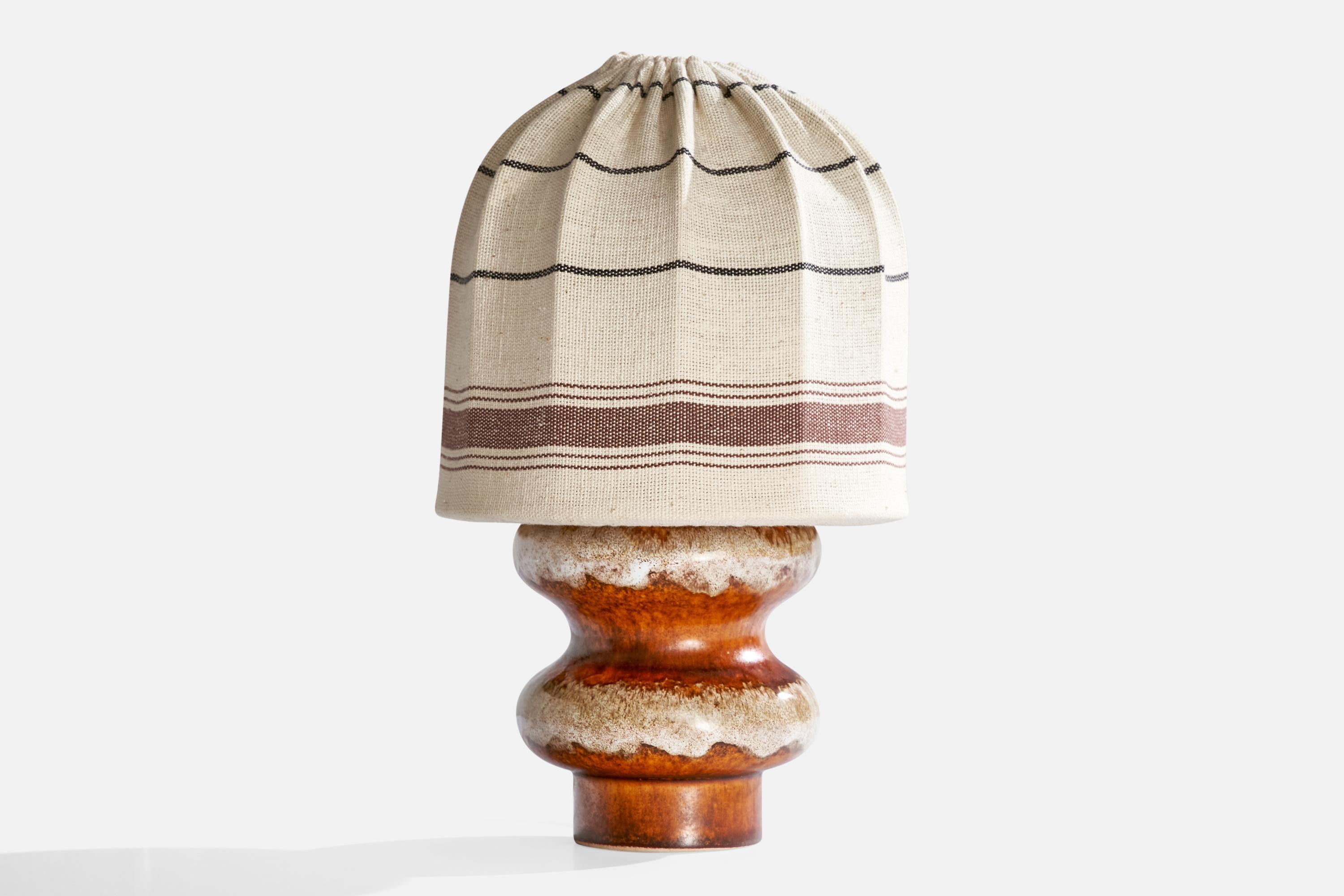 Lampe de table en céramique et tissu produite en Suède, C.C., années 1970.

Dimensions de la lampe avec abat-jour (pouces) : 11.5