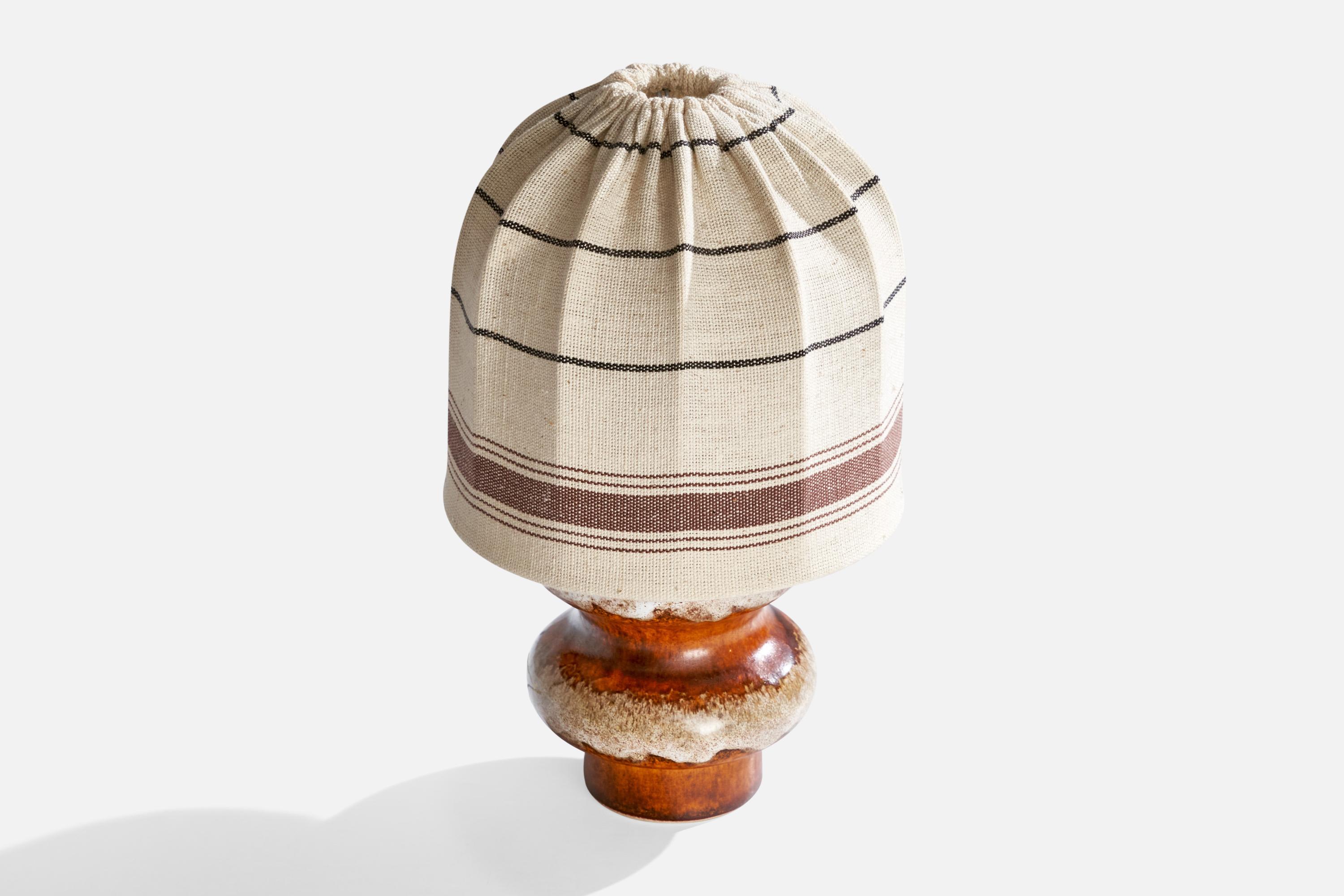 Suédois Designer suédois, lampe de bureau, céramique, tissu, Suède, 1970 en vente