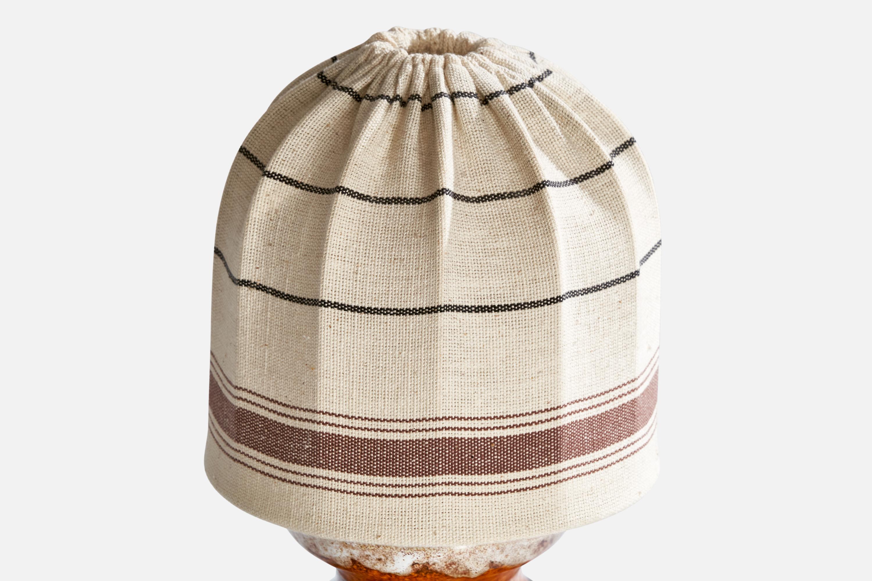 Designer suédois, lampe de bureau, céramique, tissu, Suède, 1970 Bon état - En vente à High Point, NC