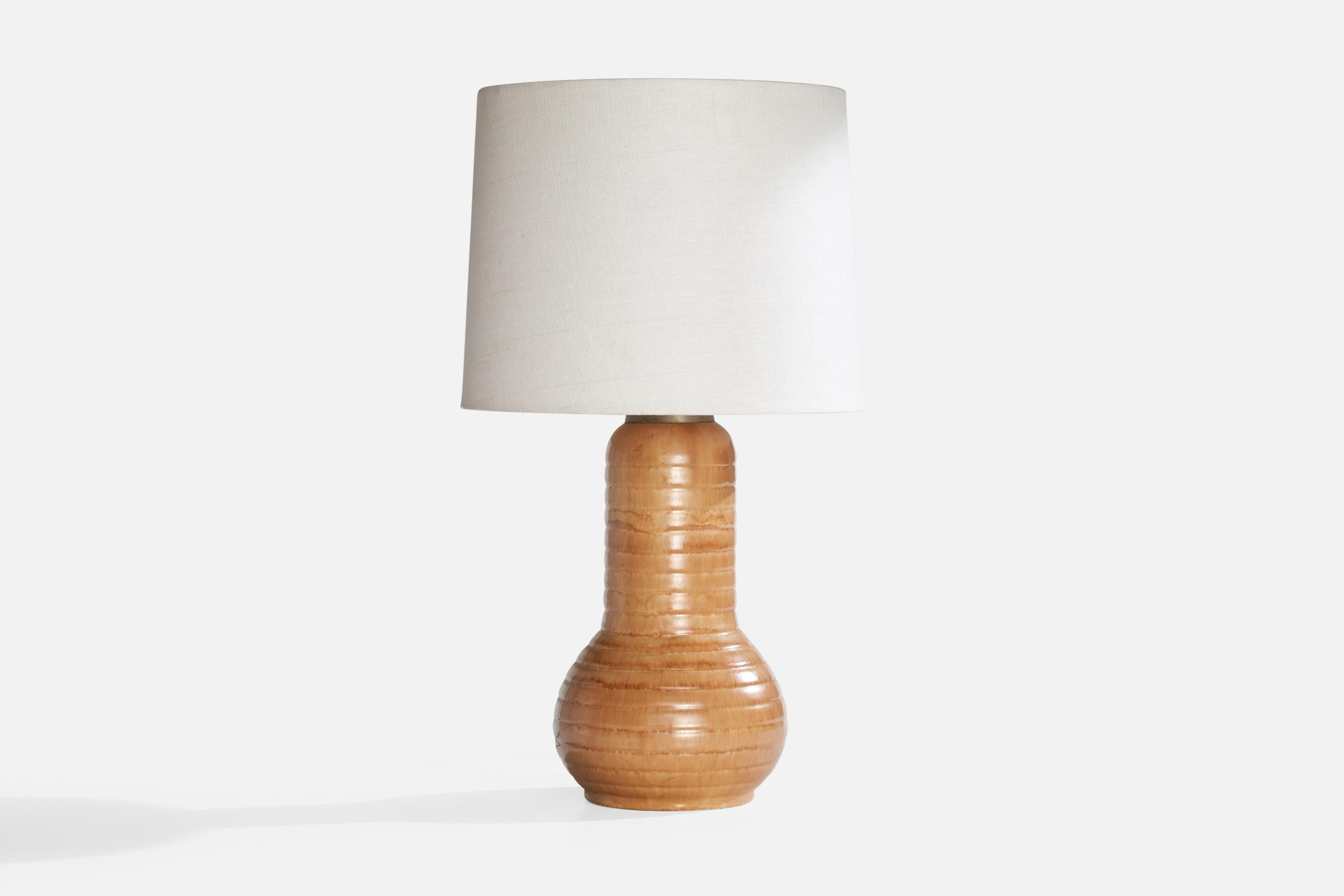 Lampe de table en céramique brune et en métal, conçue et produite en Suède, c. 1930.

Dimensions de la lampe (pouces) : 13.1