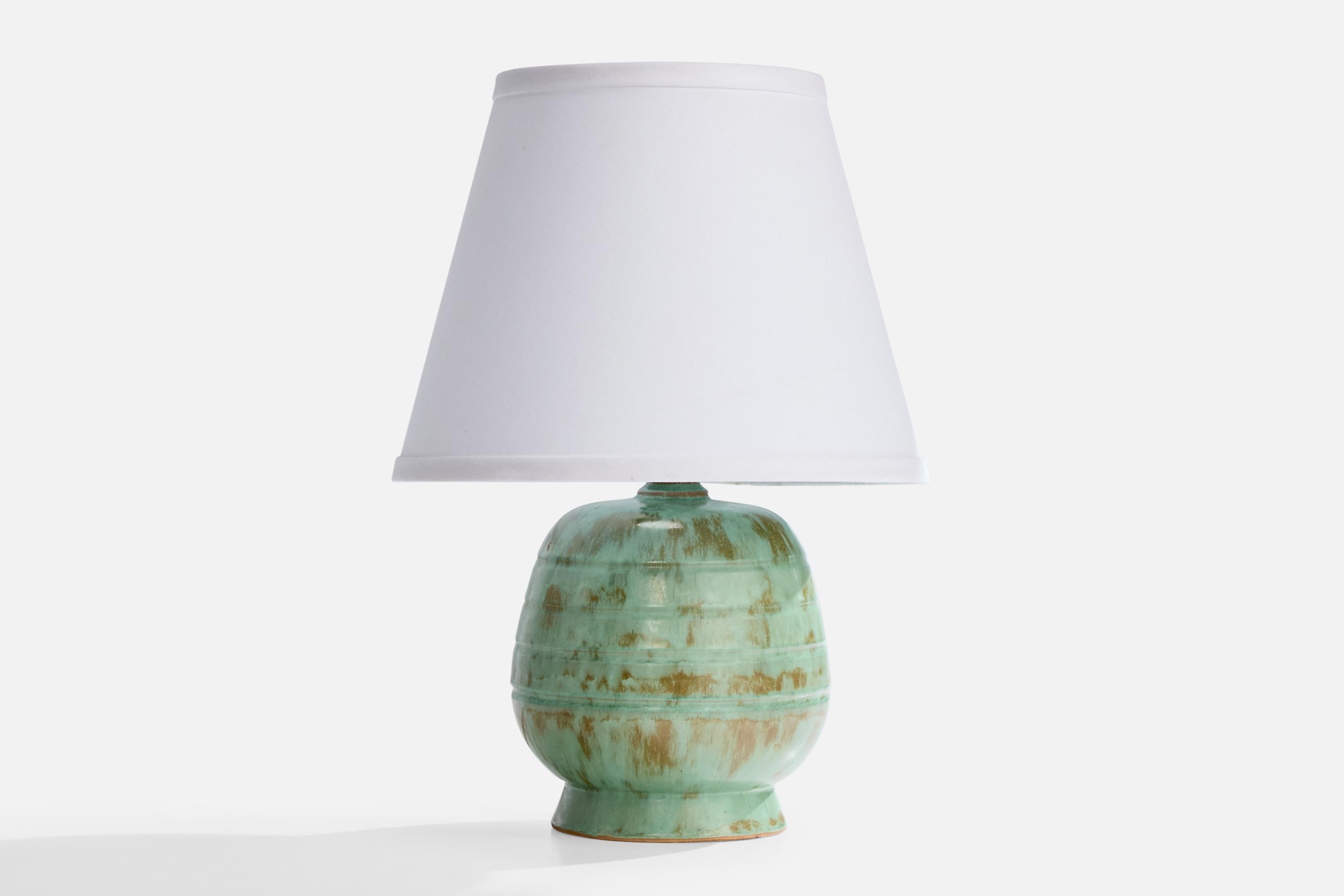 Grün und braun glasierte Keramik-Tischlampe, entworfen und hergestellt in Schweden, ca. 1930er Jahre.

Abmessungen des Schirms (Zoll): 6