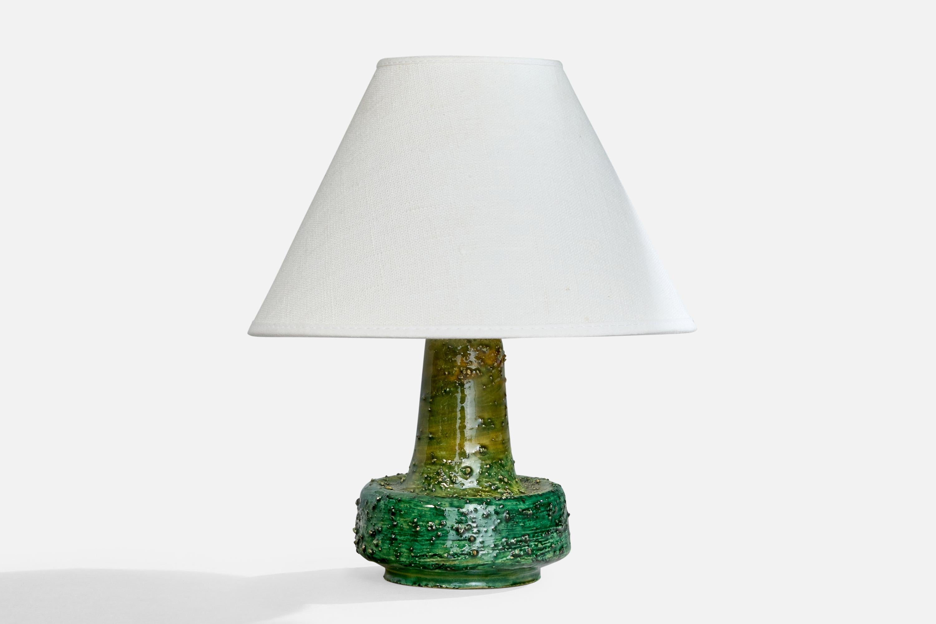 Lampe de table en céramique émaillée verte, conçue et produite en Suède, années 1960.

Dimensions de la lampe (pouces) : 6.7