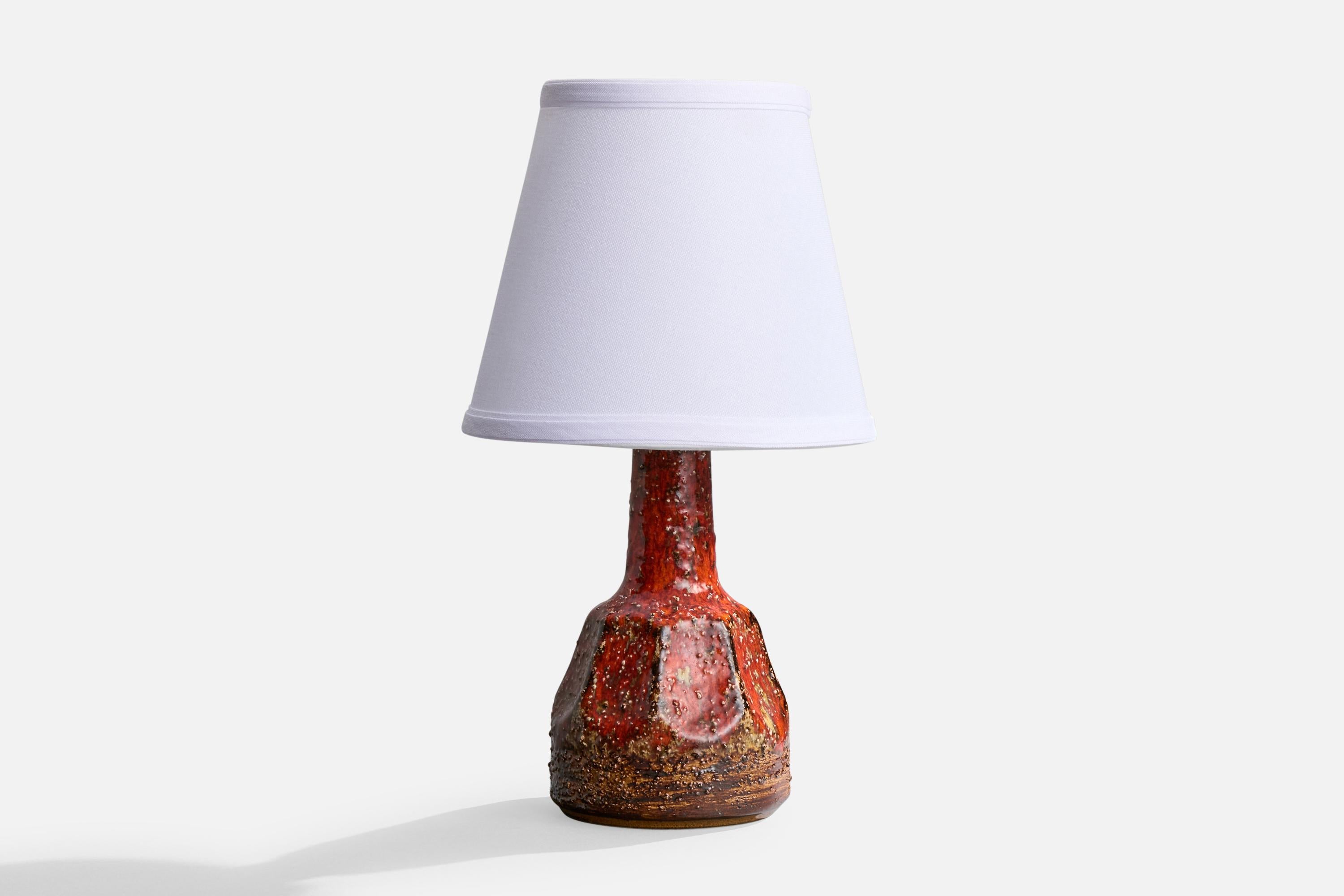Lampe de table en céramique émaillée rouge, conçue et produite en Suède, C.C., années 1960.

Dimensions de la lampe (pouces) : 10