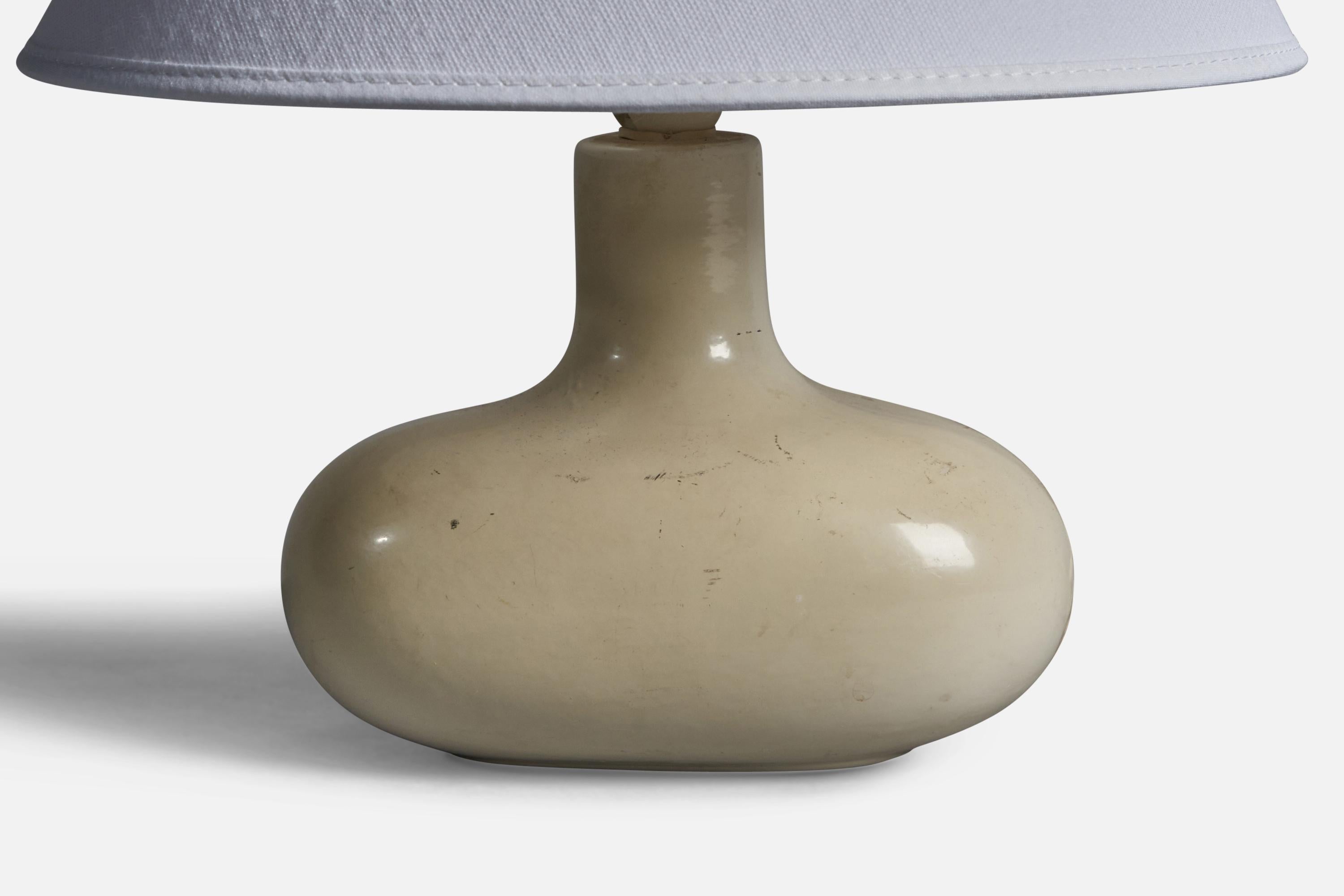 Lampe de table blanc-crème conçue et produite en Suède, années 1970.

Dimensions de la lampe (pouces) : 7.5