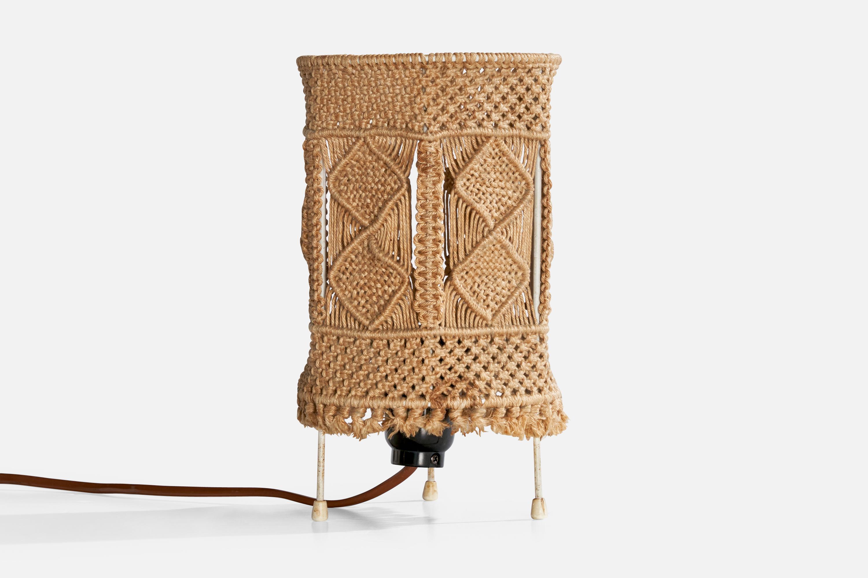 Lampe de table en tissu brun tricoté et en métal laqué blanc, conçue et produite en Suède, C.C. 1960.

Dimensions de la lampe avec abat-jour (pouces) : 9.1