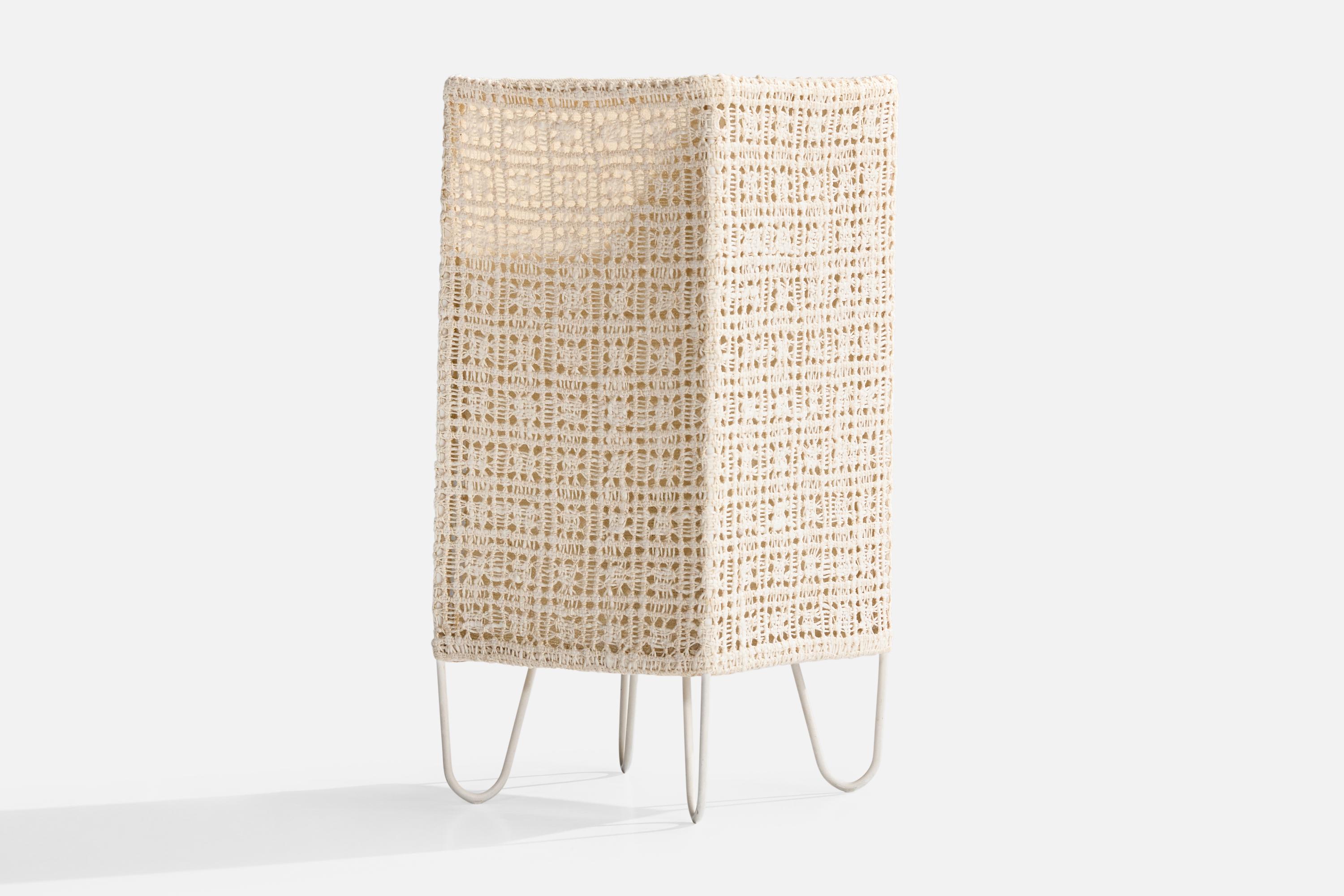 Mid-Century Modern Designer suédois, lampe de bureau, tissu, métal, Suède, années 1960 en vente