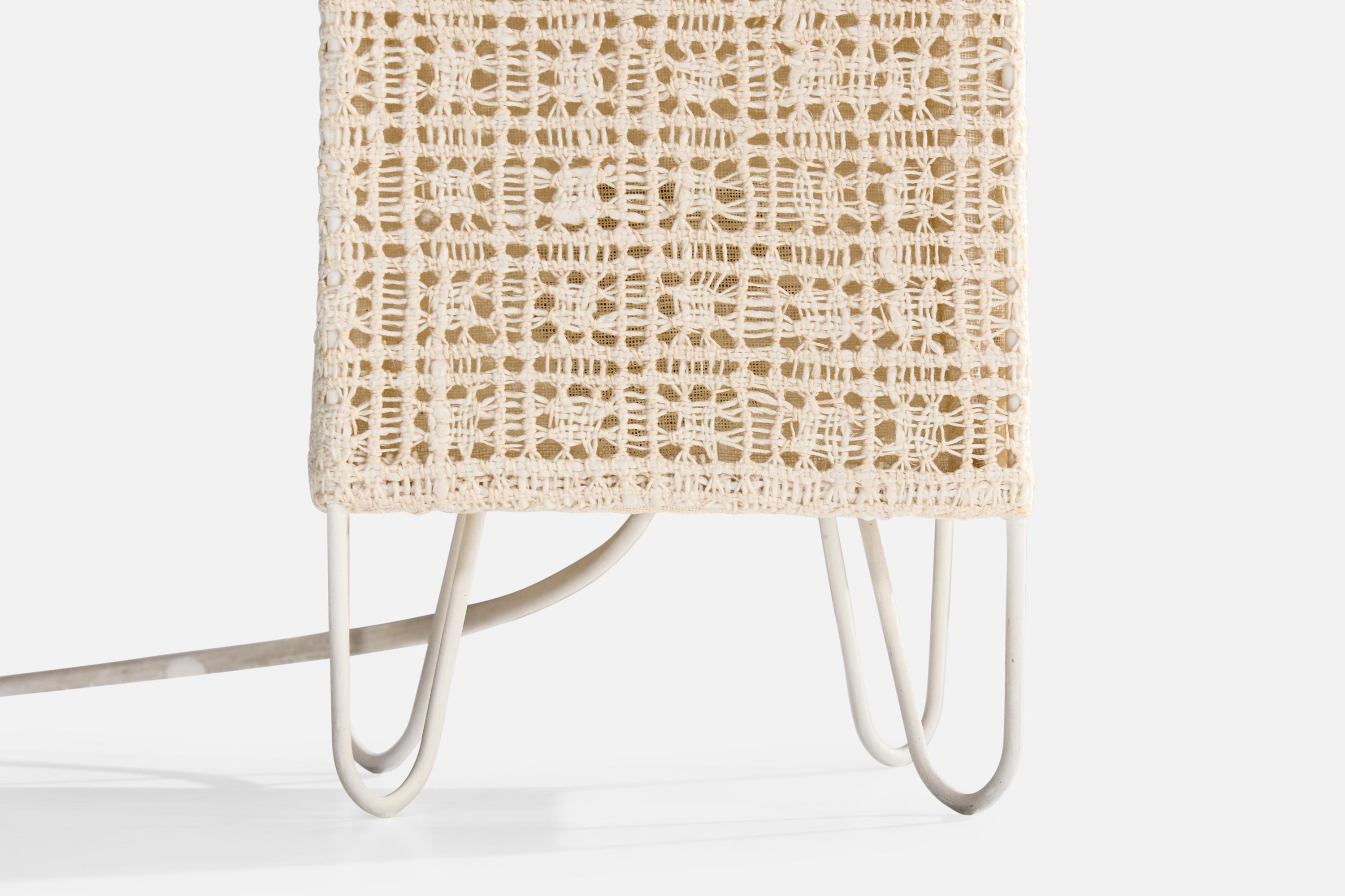 Métal Designer suédois, lampe de bureau, tissu, métal, Suède, années 1960 en vente