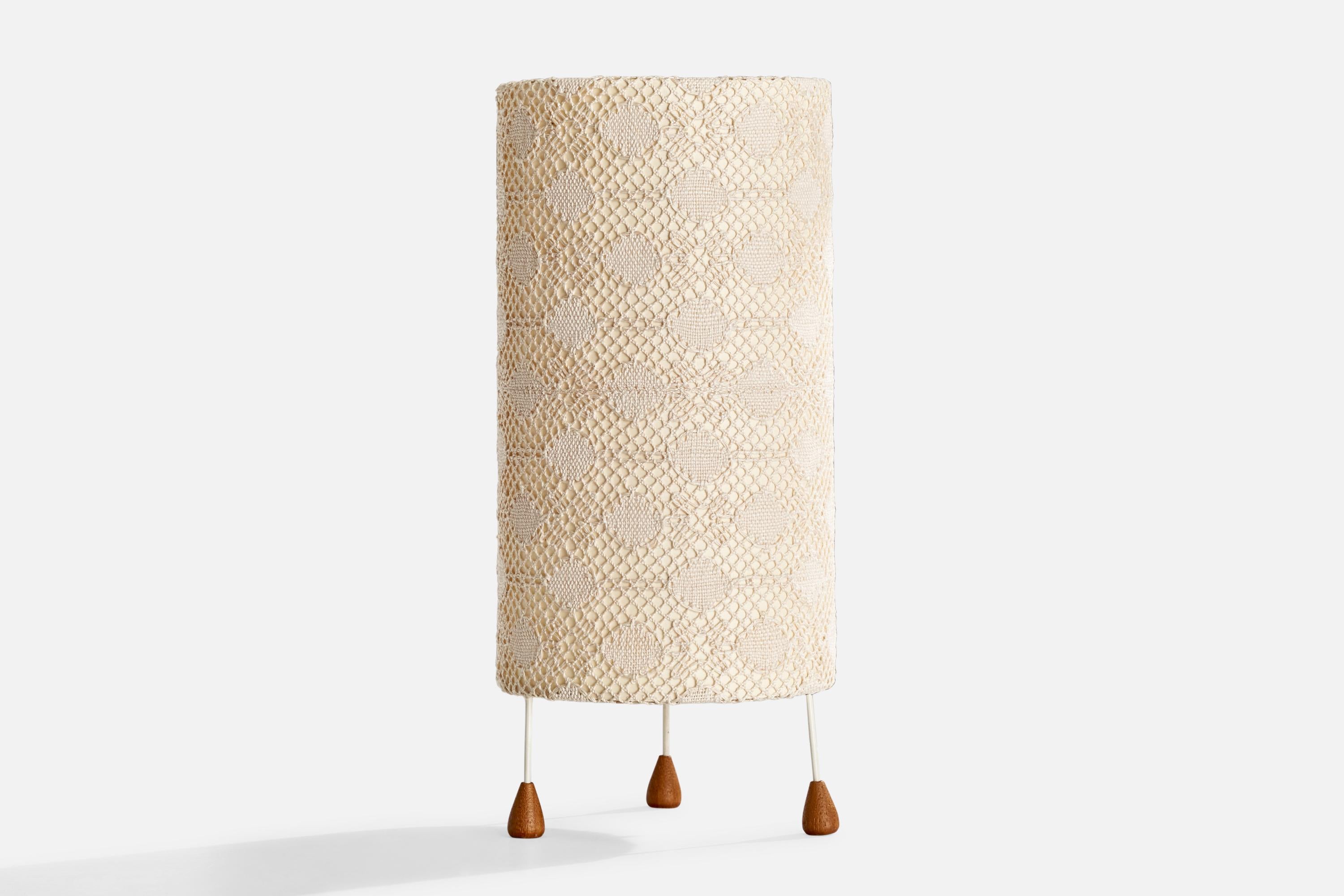 Lampe de table en tissu, métal et bois, conçue et produite en Suède, C.1960.

Dimensions de la lampe (pouces) : 12.875