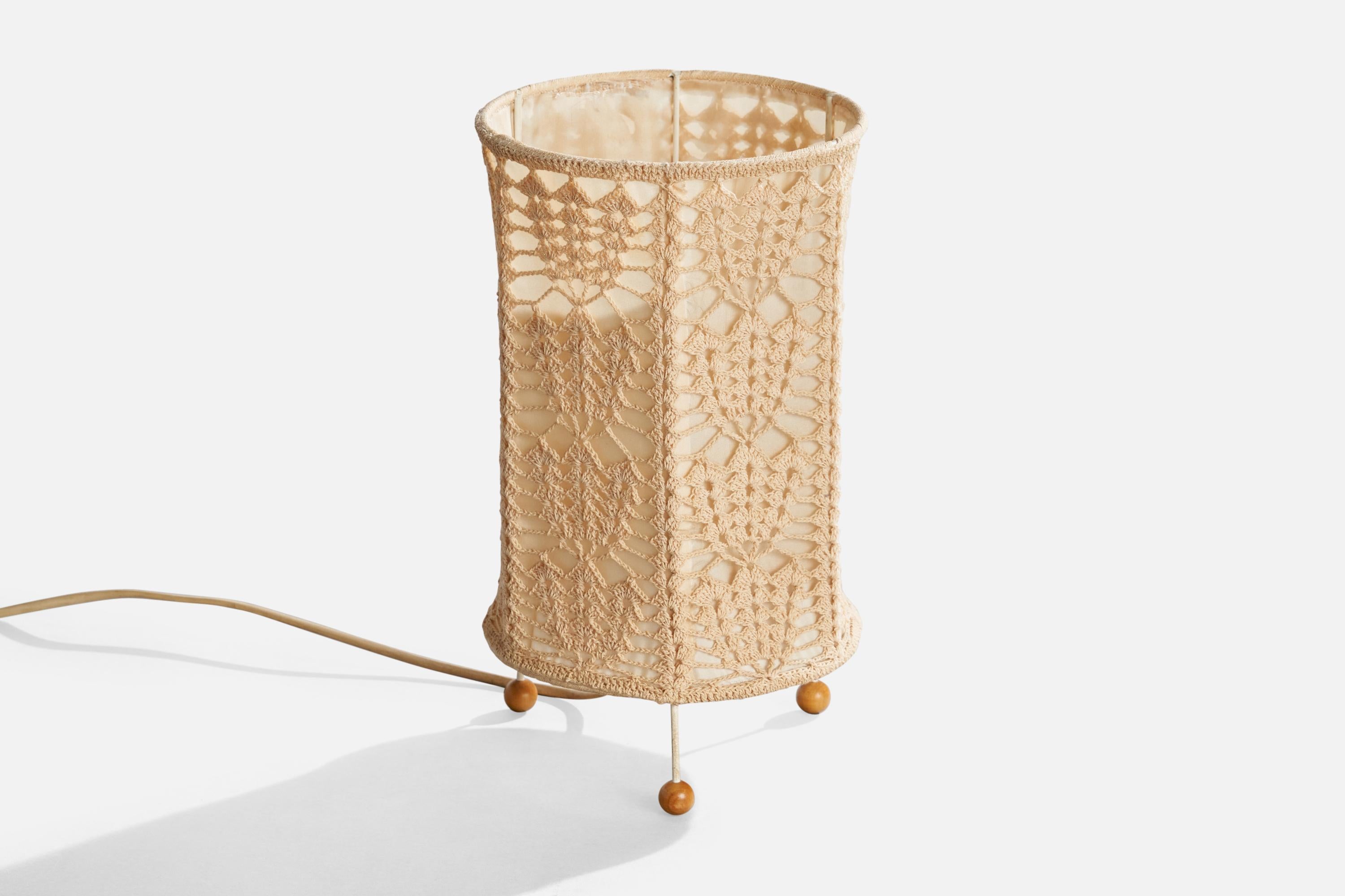 Schwedische Designerin, Tischlampe, Stoff, Metall, Holz, Schweden, 1960er Jahre im Angebot 1