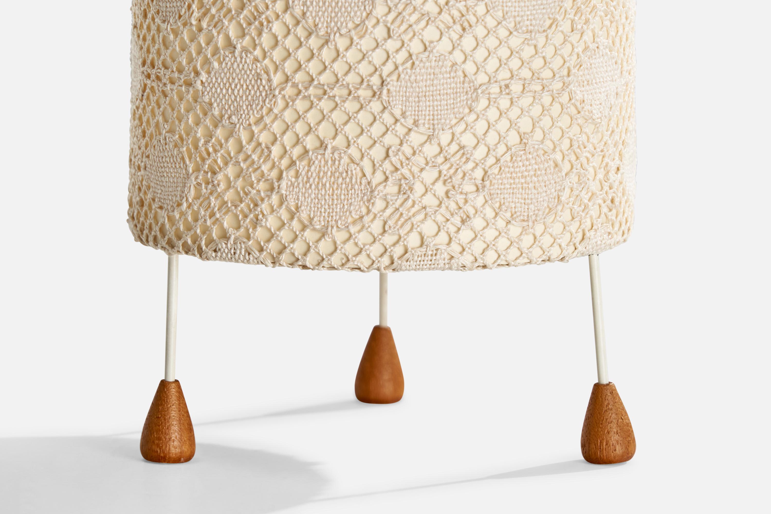Designer suédois, lampe de bureau, tissu, métal, bois, Suède, années 1960 en vente 1
