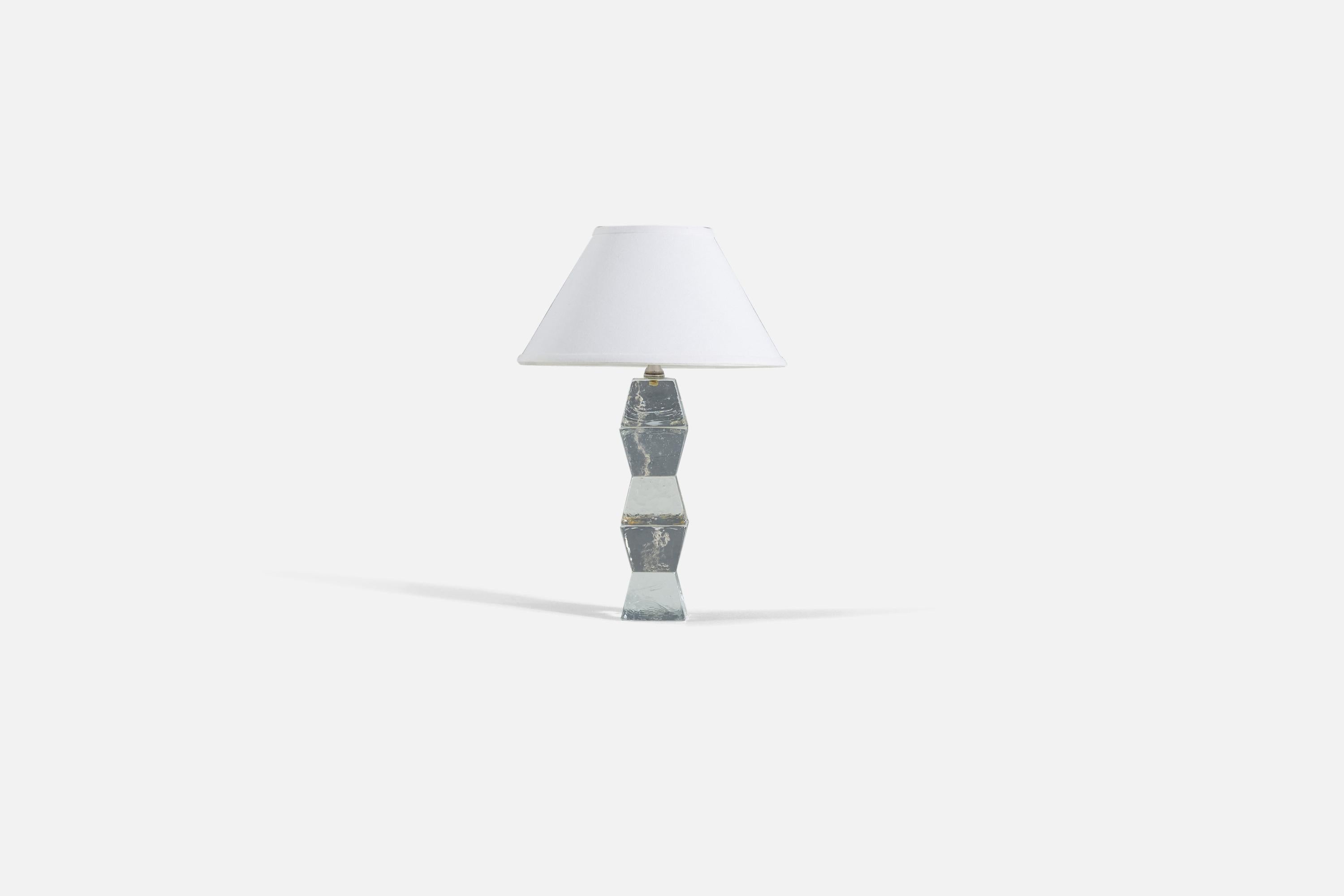 Lampada da tavolo in vetro, progettata e prodotta in Svezia, anni '60-'70 circa.

Le misure indicate si riferiscono alla lampada. Venduto senza paralume.

Come riferimento:

Paralume: 5 x 12,25 x 7,25
Lampada con paralume: 17,75 x 12,25 x