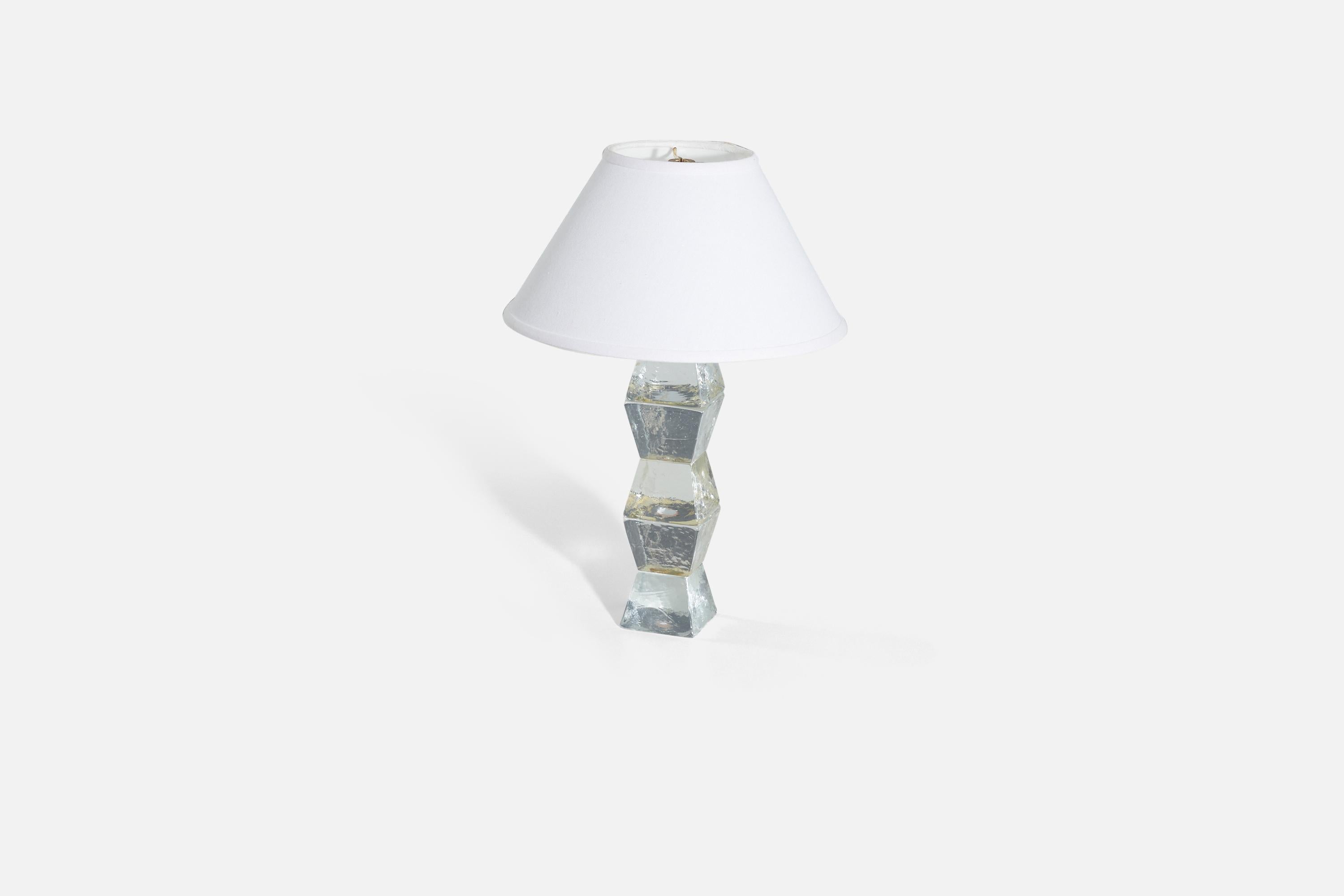 Mid-Century moderno Lampada da tavolo di design svedese, vetro sfaccettato, Svezia, anni '70 in vendita