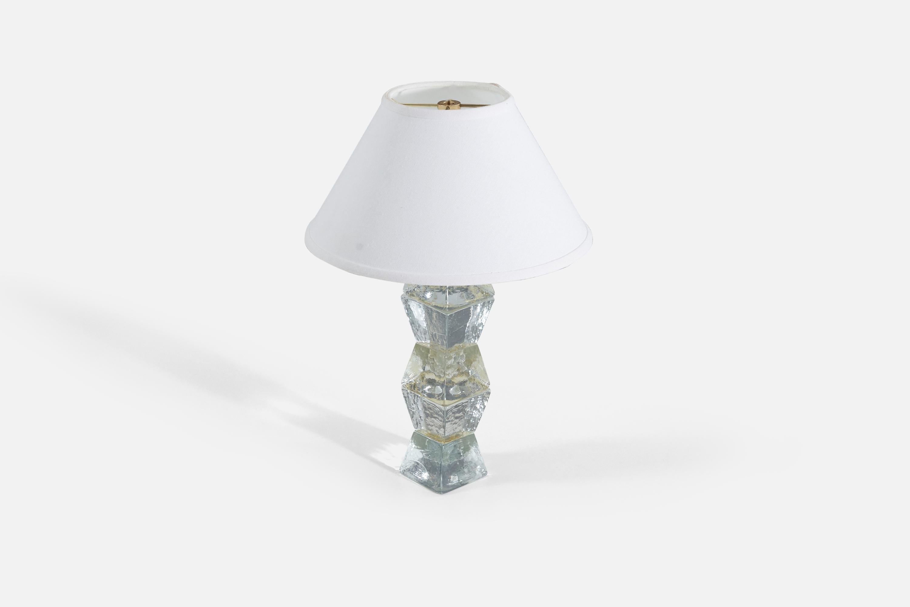 Fine XX secolo Lampada da tavolo di design svedese, vetro sfaccettato, Svezia, anni '70 in vendita