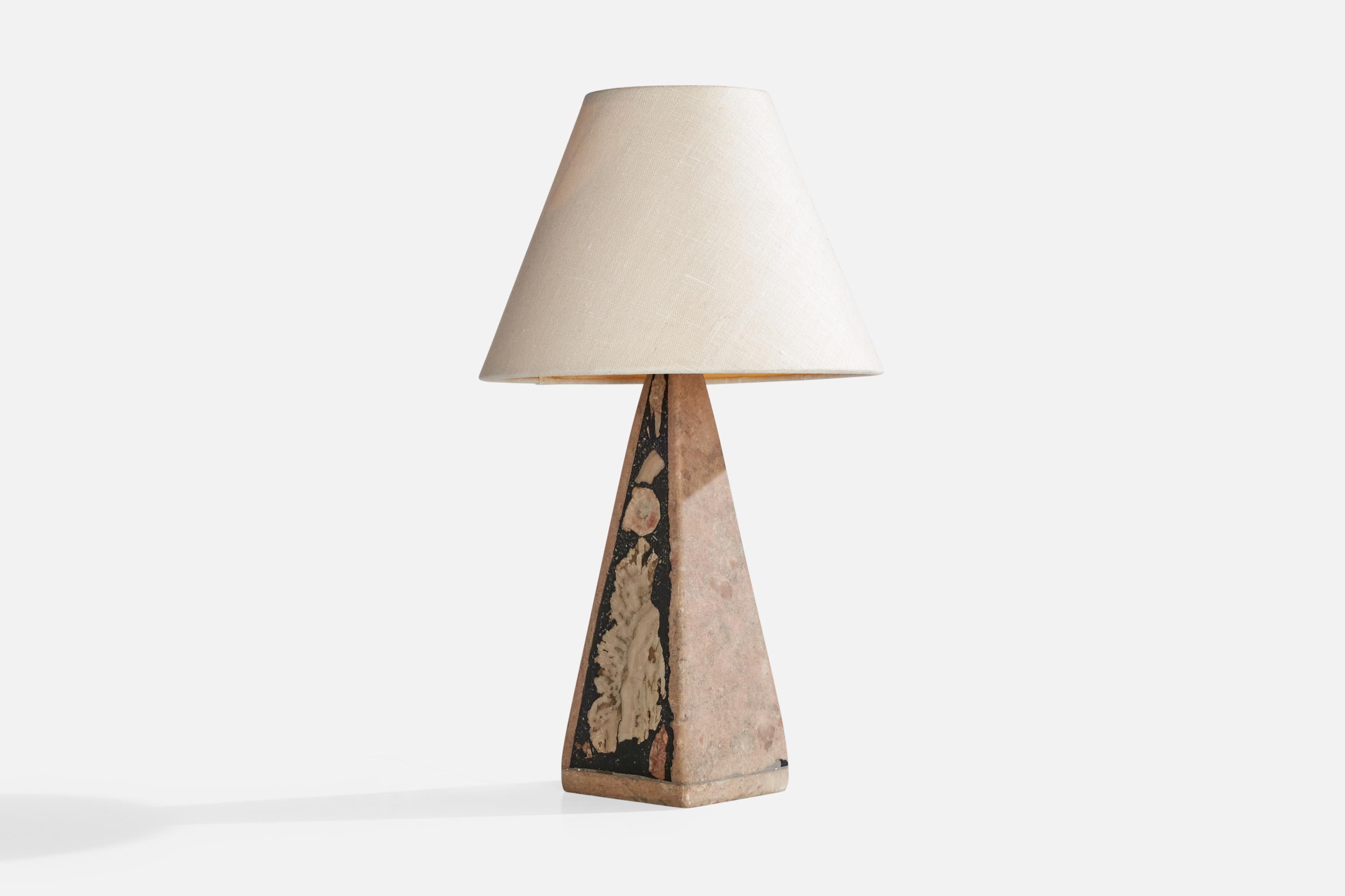Lampe de table en pierre fossile conçue et produite à Gotland, Suède, C.C., années 1970.

Dimensions de la lampe (pouces) : 11.2