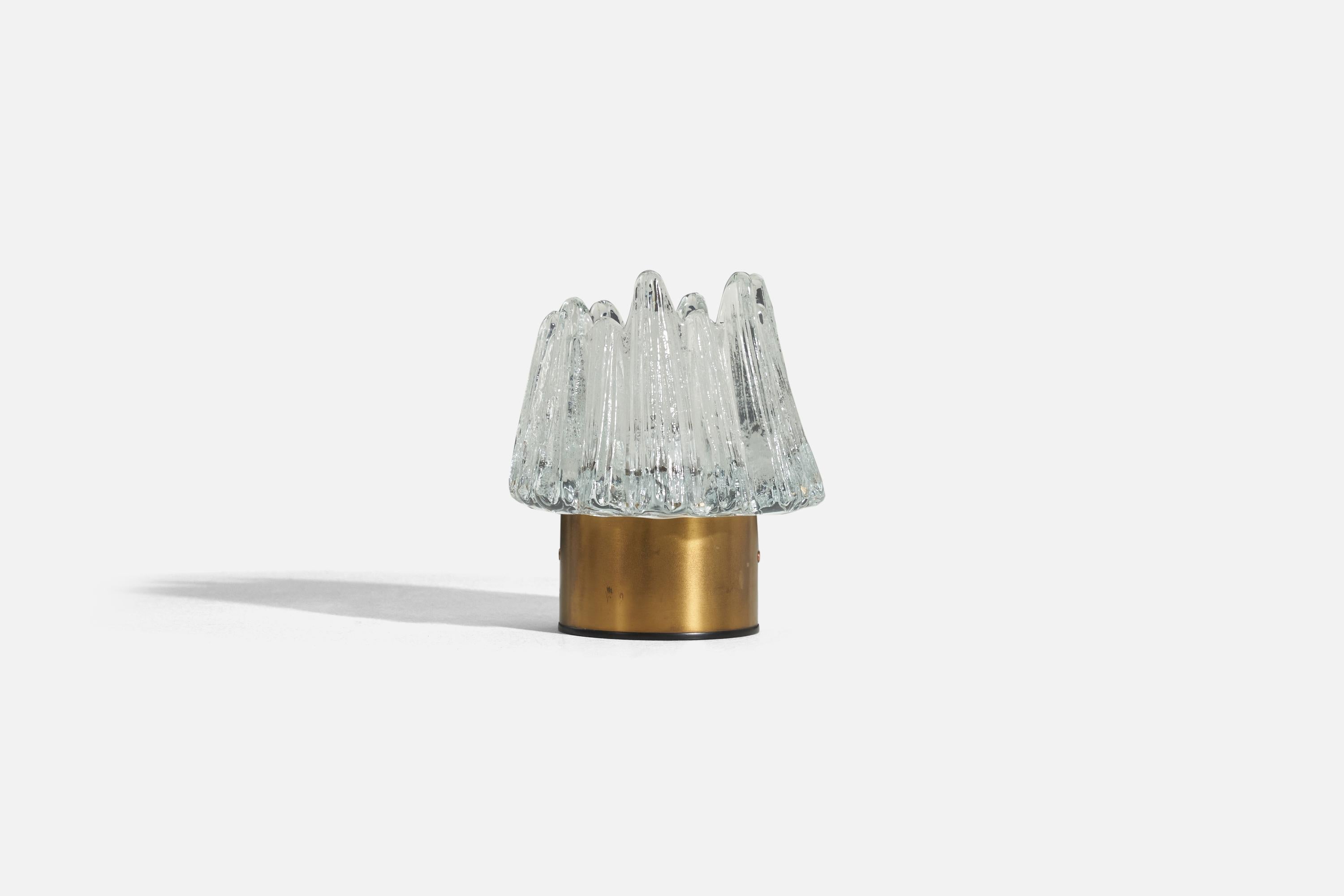 Tischlampe aus Messing und strukturiertem Glas, entworfen und hergestellt von NAFA, Schweden, ca. 1960er Jahre.

