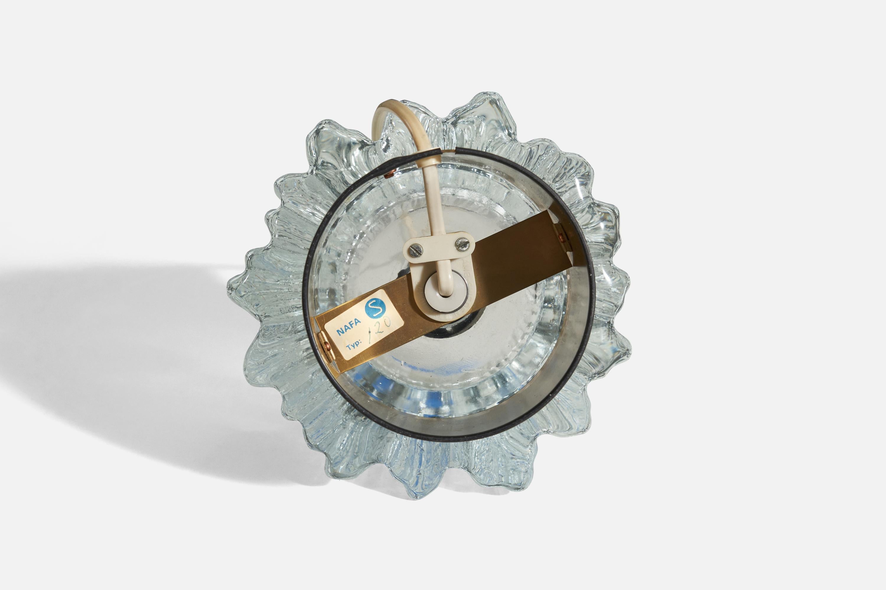 Milieu du XXe siècle Designer suédois, lampe de bureau, verre et laiton, Suède, années 1960 en vente