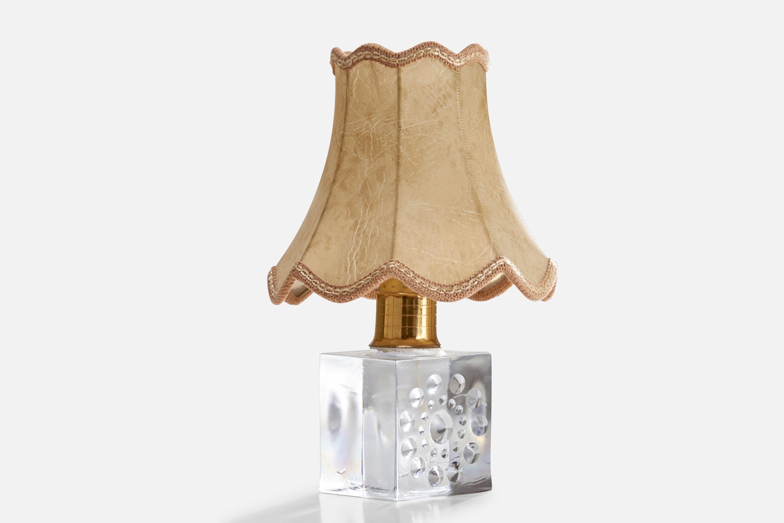 Lampe de table en verre, laiton et papier parcheminé beige, conçue et produite en Suède, C.C.

Dimensions de la lampe avec abat-jour (pouces) : 13