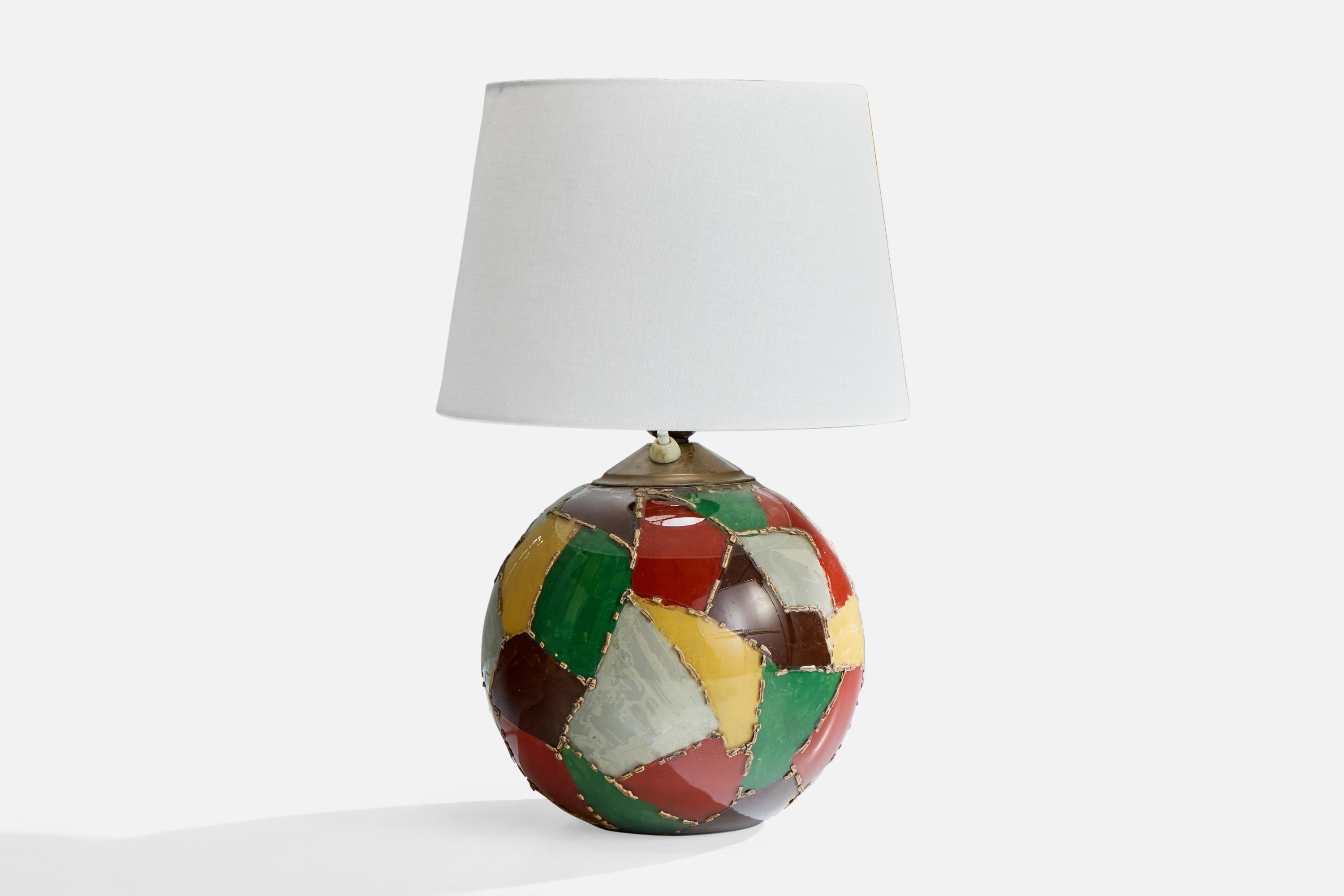 Lampe de table en verre multicolore et en laiton, probablement conçue et produite en Suède, C.C.

Présence d'oxydation sur le laiton

Usure correspondant à l'âge et à l'usage.

Dimensions de l'abat-jour (en pouces) : 8