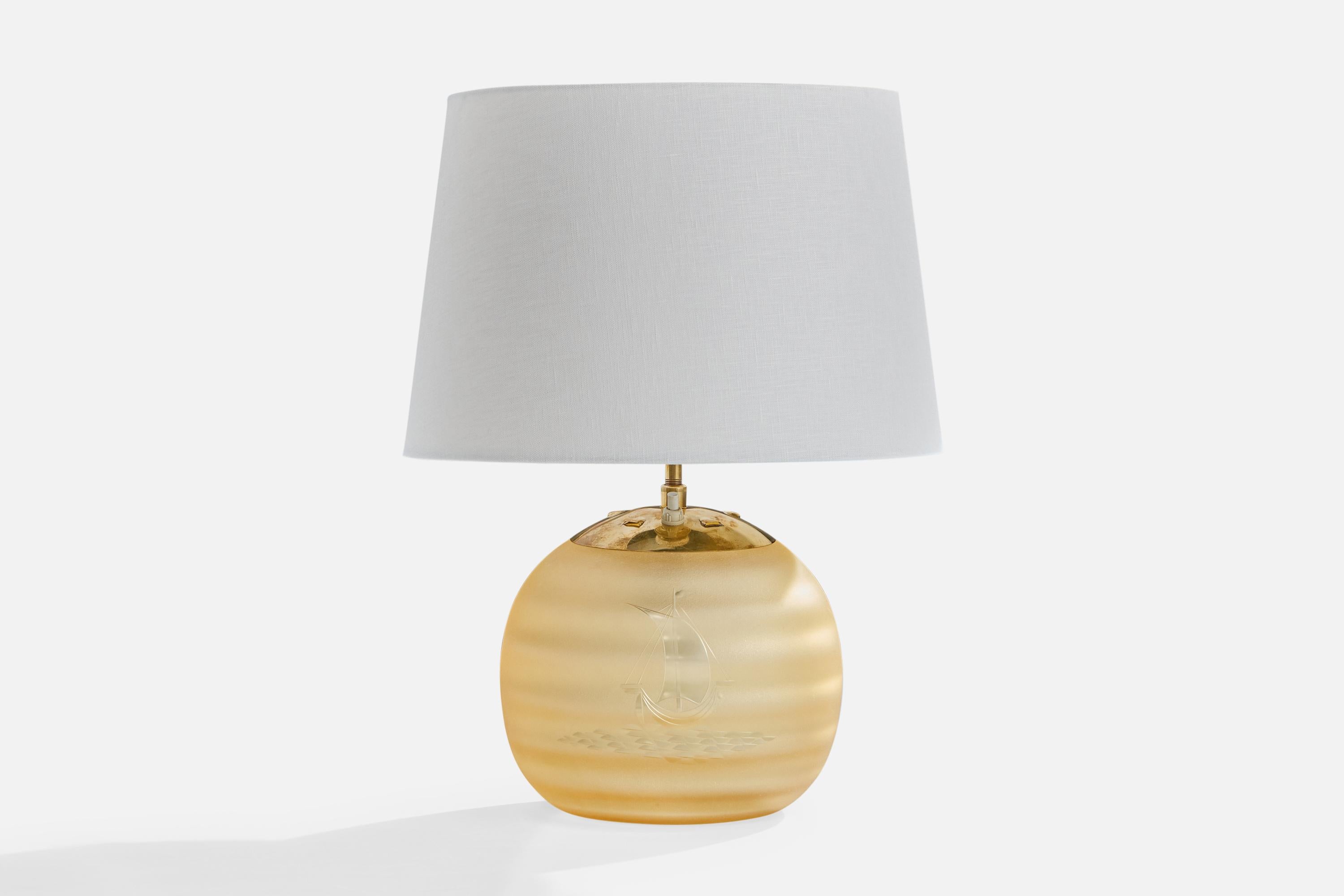 Lampe de table en verre jaune gravé et en laiton, conçue et produite en Suède, c.C. 1930.

Dimensions de la lampe (pouces) : 10.85 