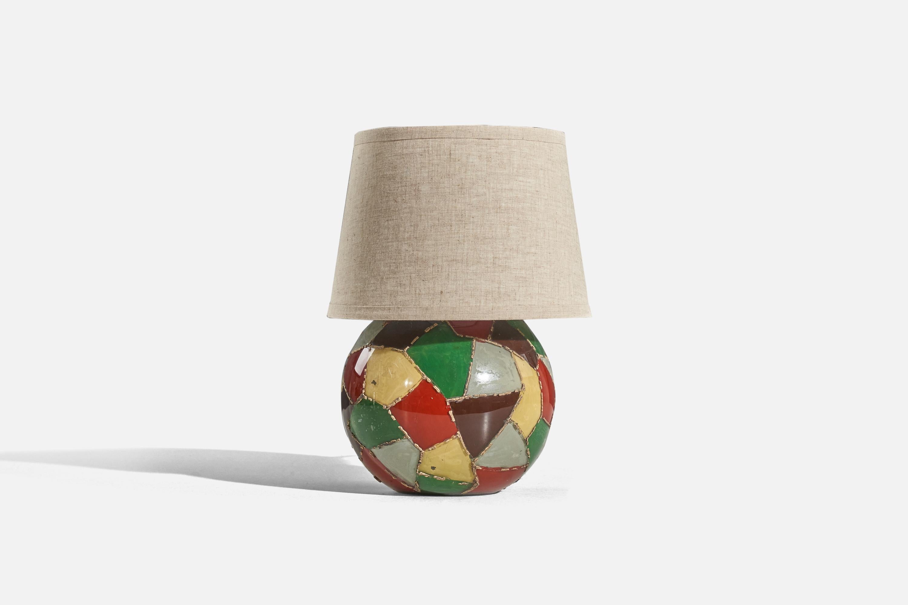 Une lampe de table en verre soufflé conçue et produite en Suède, vers les années 1940.

Vendu sans abat-jour. 
Dimensions de la lampe (pouces) : 10.25 x 8,12 x 8,12 (H x L x P)
Dimensions de l'abat-jour (pouces) : 8 x 10 x 7,12 (T x B x