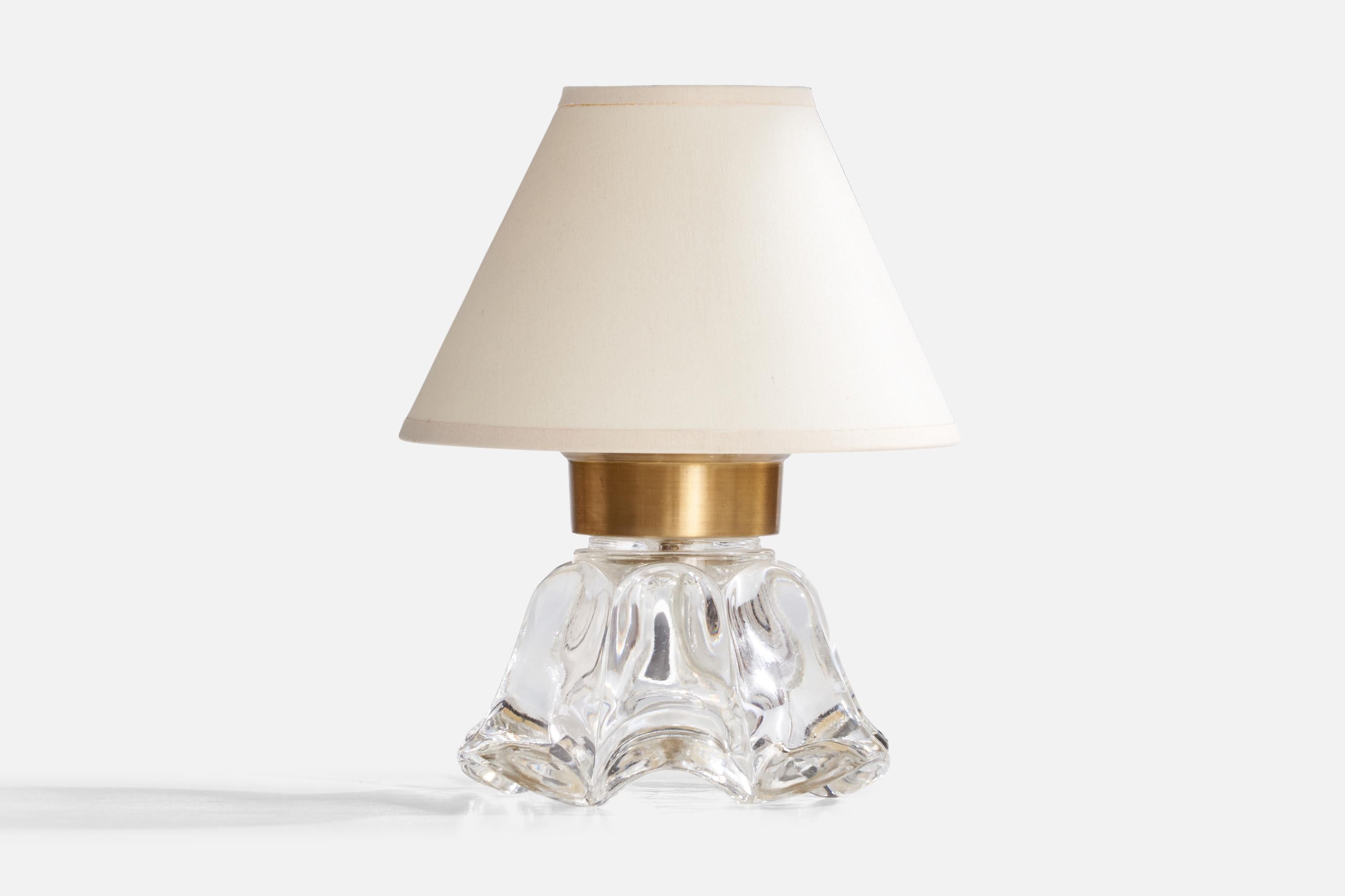 Lampe de table en laiton et en verre, conçue et produite en Suède, c. années 1960.

Dimensions de la lampe (pouces) : 5.5