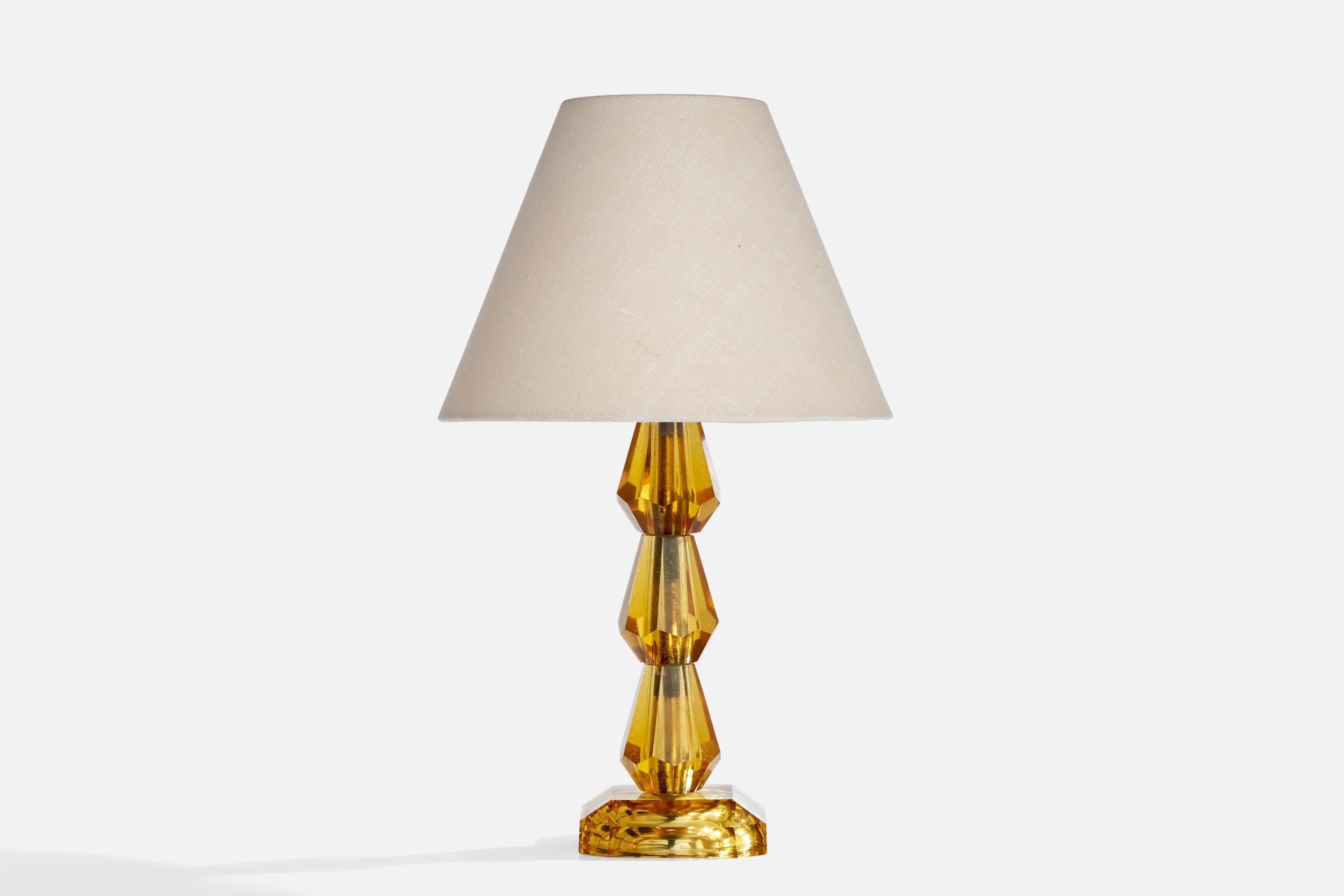 Lampe de table en verre de couleur jaune, conçue et produite en Suède, C.C..

Dimensions de la lampe (pouces) : 10.25